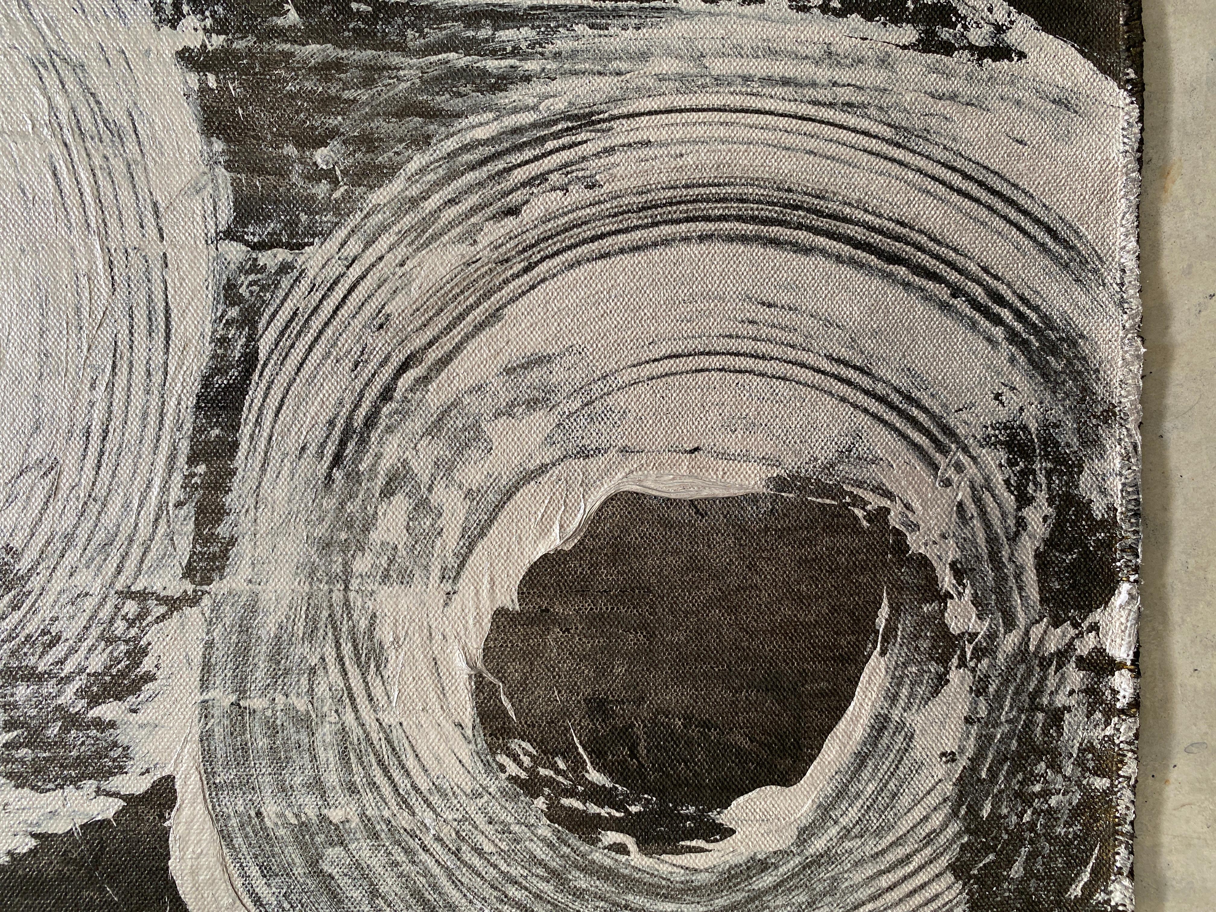 Minimalistische schwarz-weiße abstrakte geometrische silberne schwarze Wirbelkreise Nr. 6 (Abstrakt), Art, von Kathleen Rhee