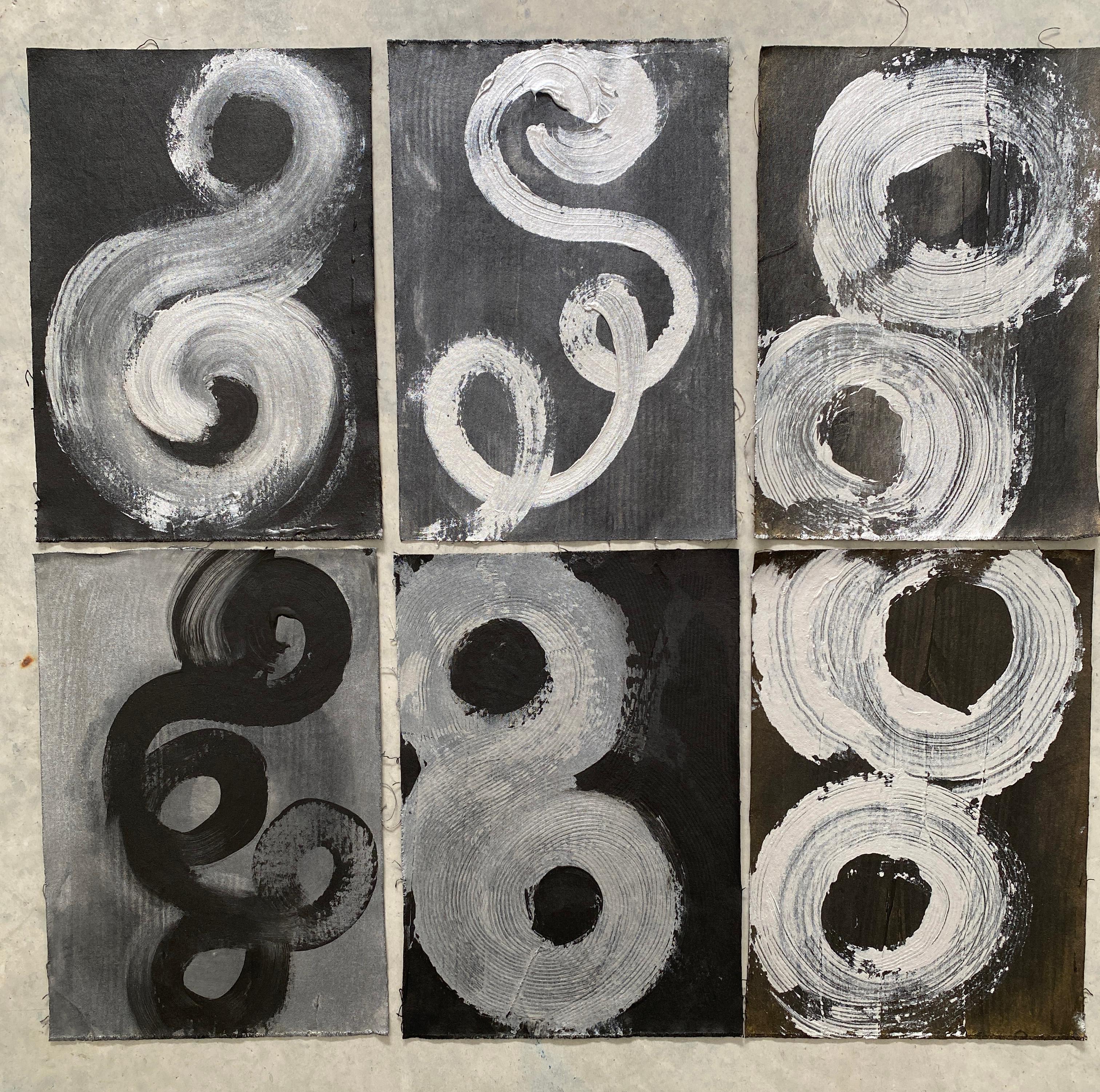 Minimalistische, abstrakte Symbols Collection, eine elegante, kleine Serie von Gemälden auf flacher, roher Leinwand. Die Erforschung natürlicher Formen und antiker Symbole, Töne, Texturen, zarte Details, gemalt auf nahtlosen, weichen Mischungen
