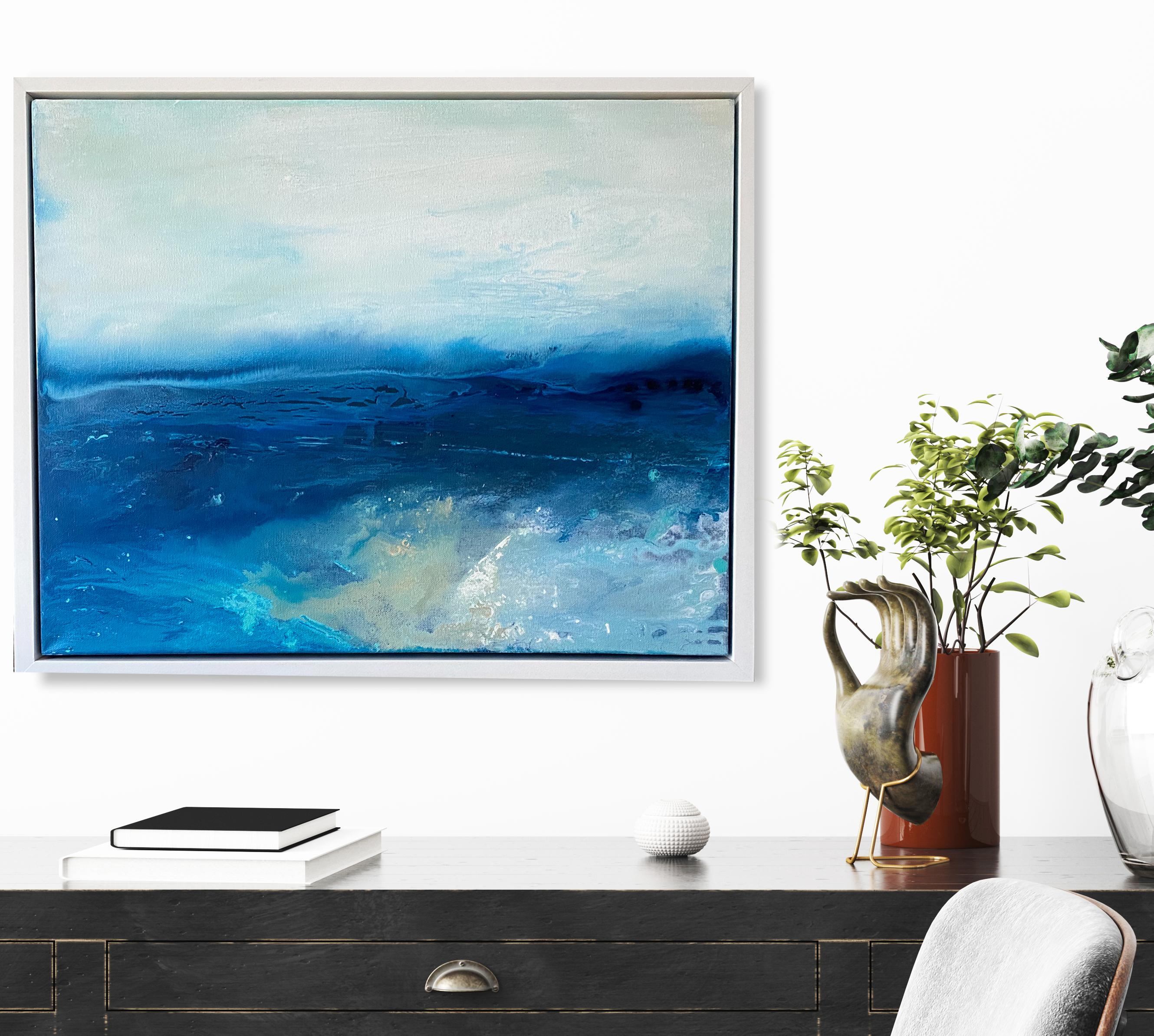 Meereslandschaft Nr. 2 Küstenblaue Meereswellen abstrakte Gewässer gerahmt in weißem Holz – Painting von Kathleen Rhee
