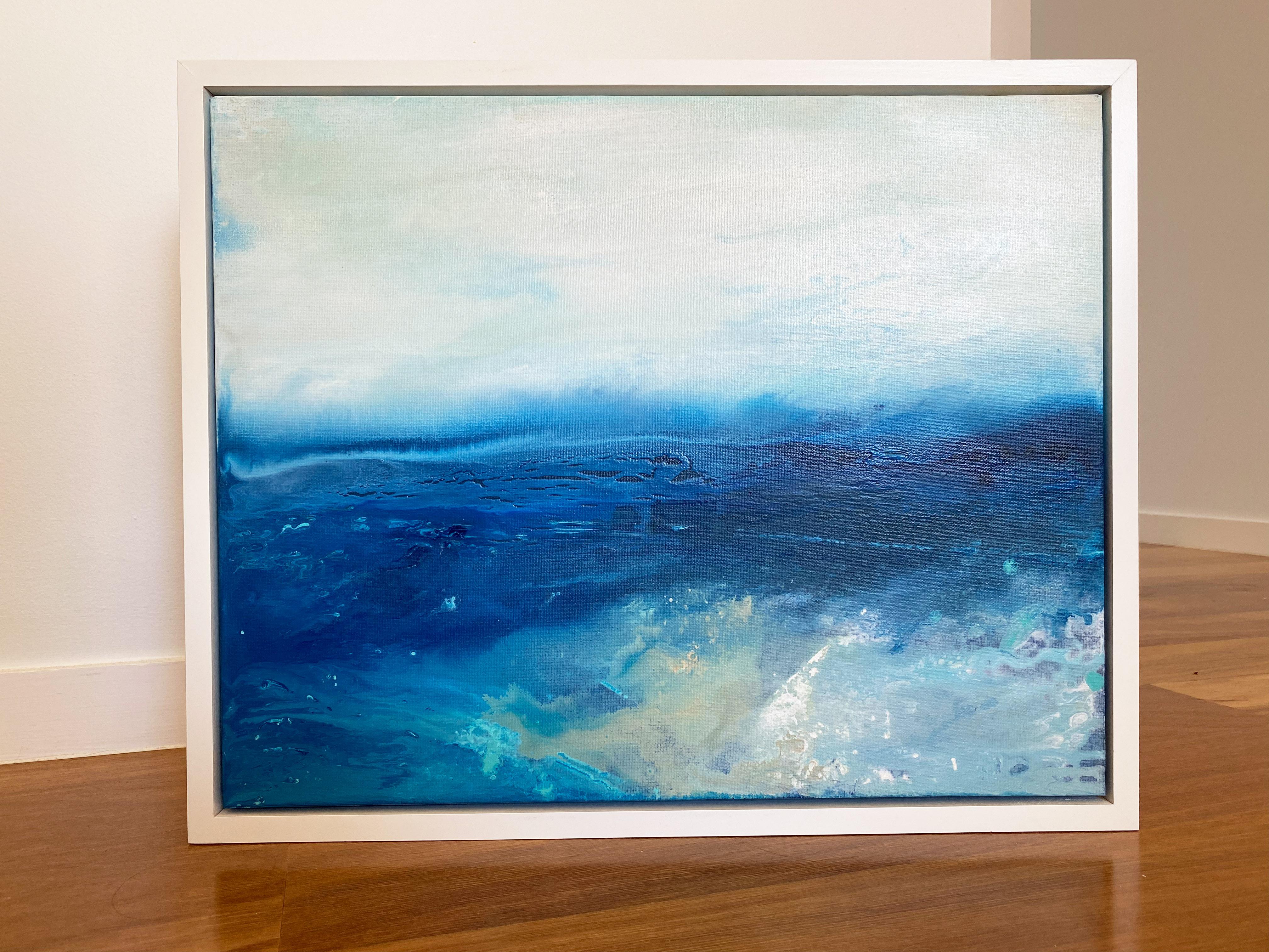 Meereslandschaft Nr. 2 Küstenblaue Meereswellen abstrakte Gewässer gerahmt in weißem Holz (Abstrakter Expressionismus), Painting, von Kathleen Rhee