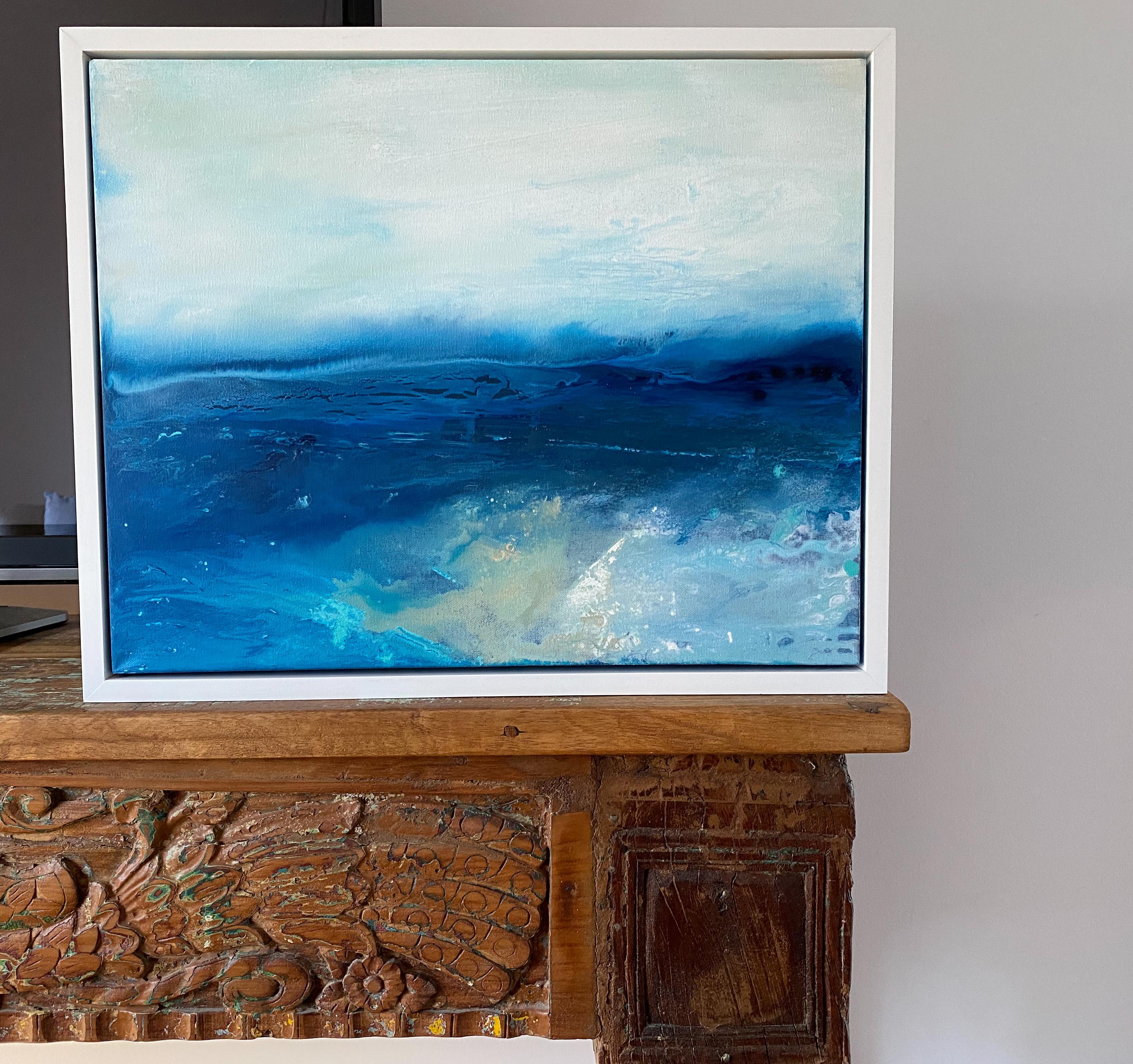 Meereslandschaft Nr. 2 Küstenblaue Meereswellen abstrakte Gewässer gerahmt in weißem Holz (Blau), Landscape Painting, von Kathleen Rhee