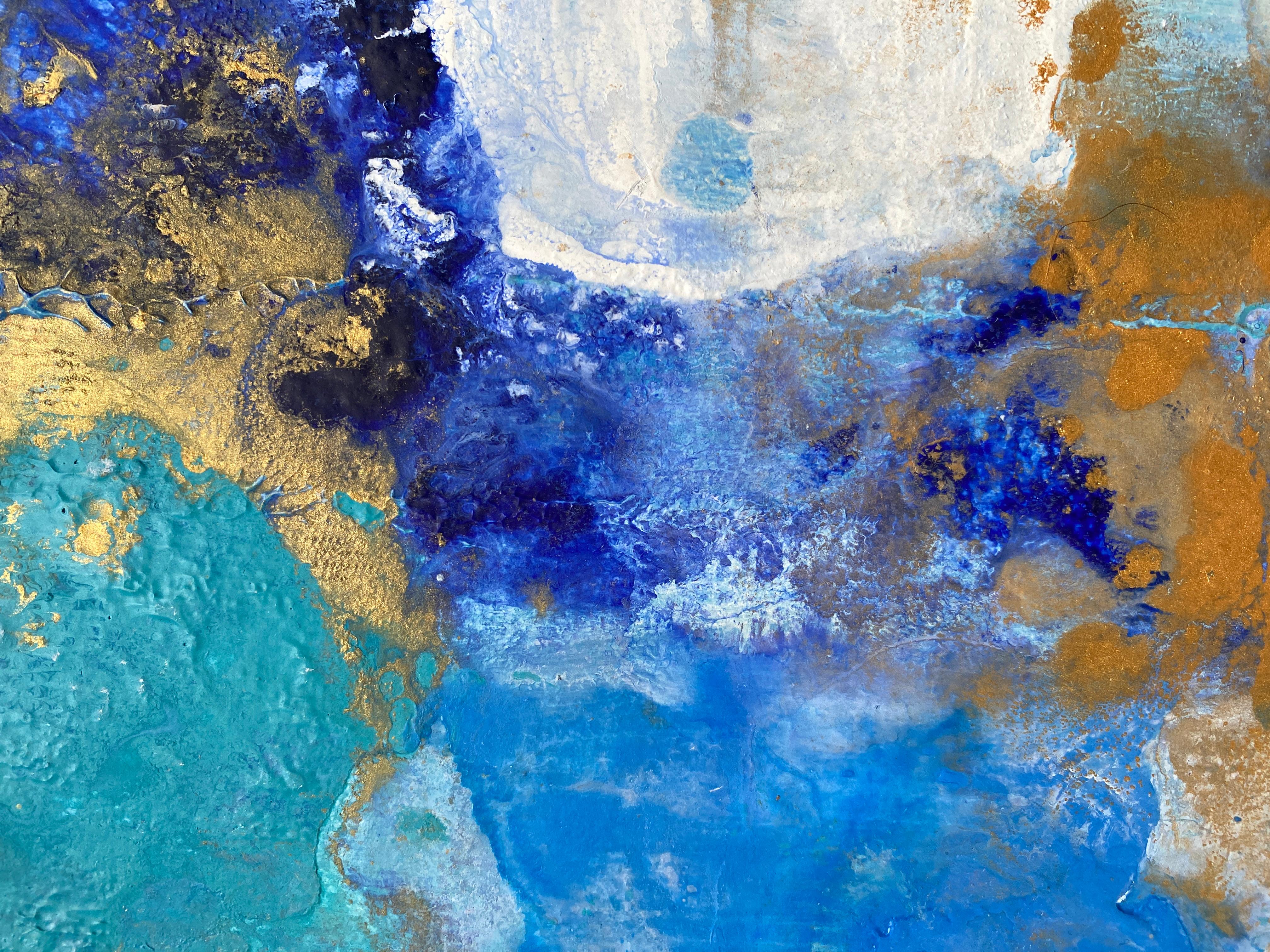 Die Serie Water and Cloud Abstract ist von der Südküste inspiriert.  Dieses Kunstwerk wurde geschaffen, um die Energie und die Farben von Sandstränden, blauem, aquamarinblauem Wasser, wilder weißer Brandung und drastischen dunklen, geometrischen