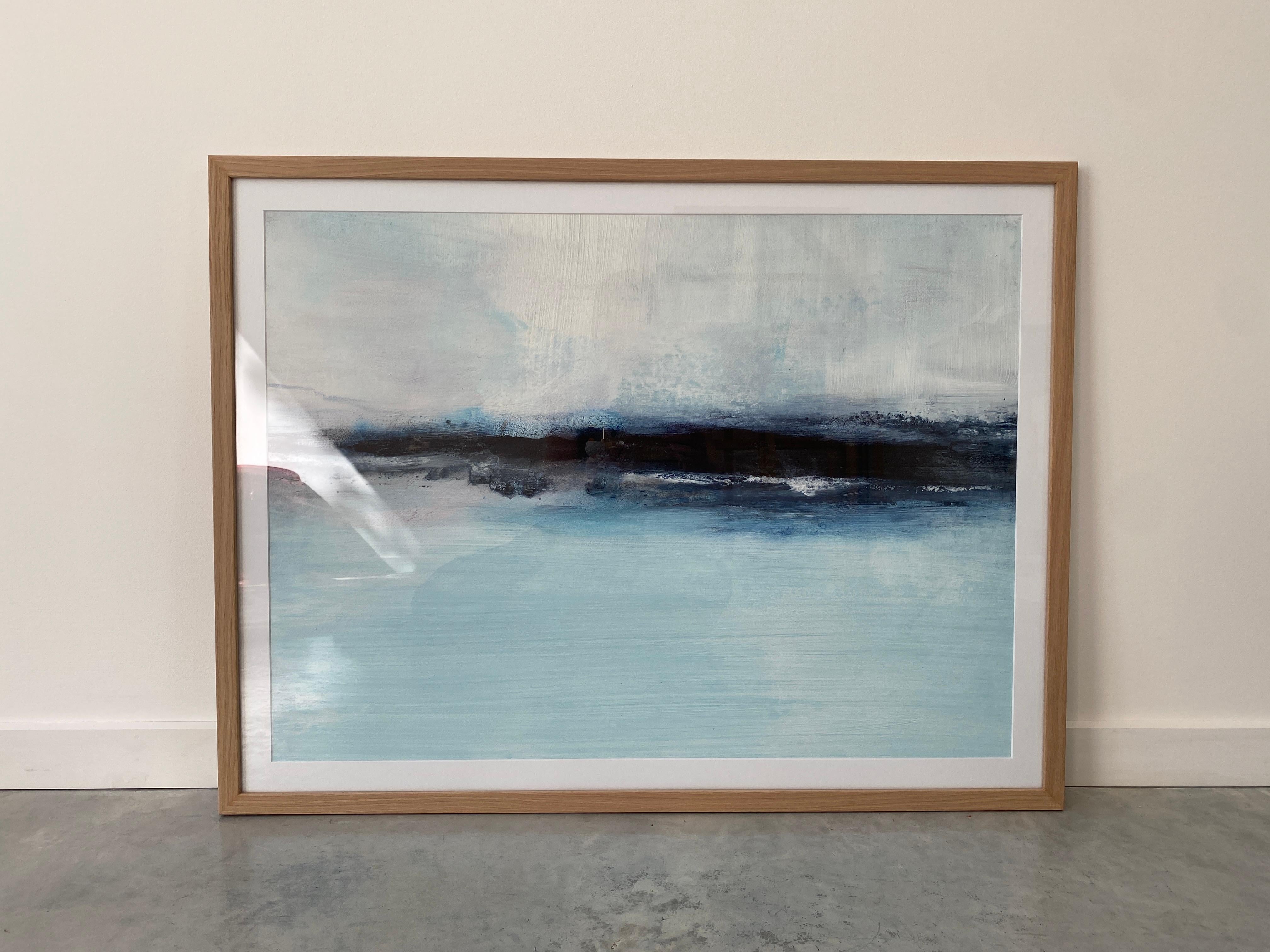 Minimalistisches Gemälde 2 Nordic Scandi gerahmte Landschaftsmalerei Papier blau-weiß (Abstrakter Impressionismus), Painting, von Kathleen Rhee