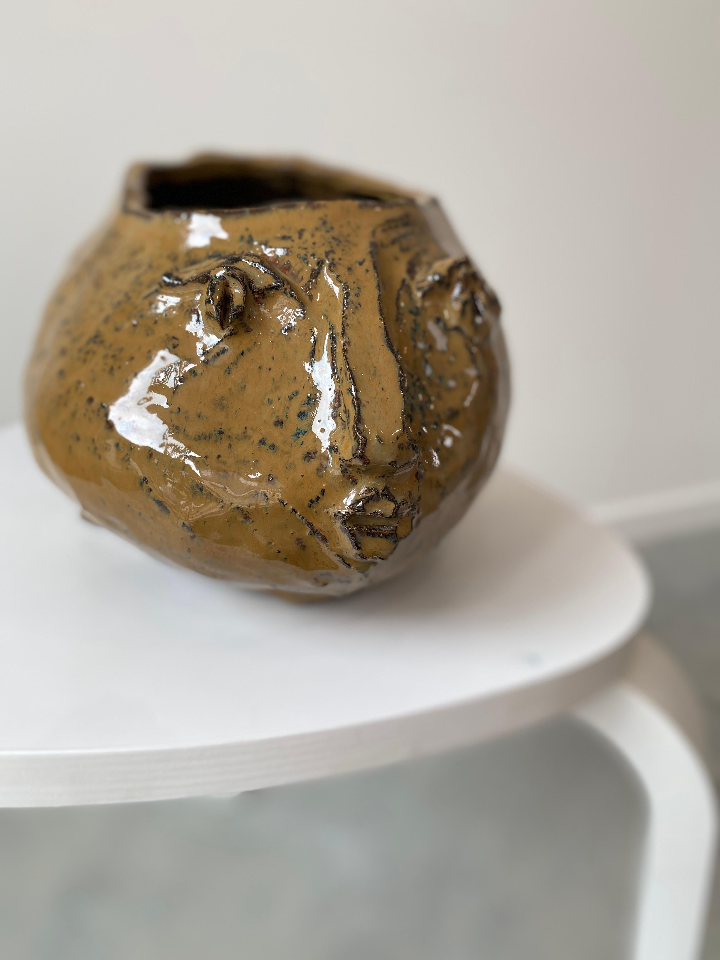 Karamellbraune, rustikale, handgeformte Wabi sabi-Vase aus glasiertem Ton mit Kopfteil aus Karamell – Sculpture von Kathleen Rhee