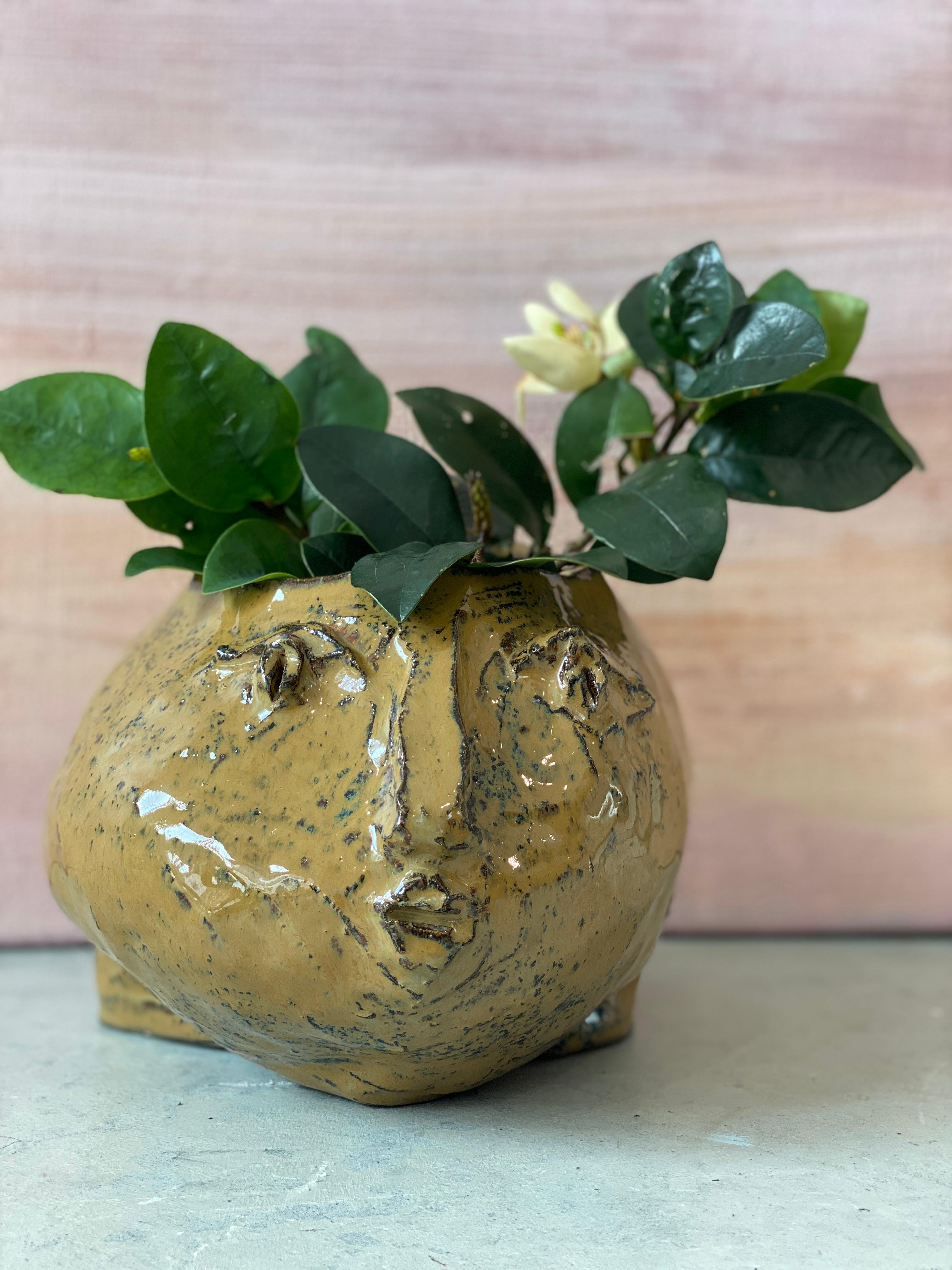 Karamellbraune, rustikale, handgeformte Wabi sabi-Vase aus glasiertem Ton mit Kopfteil aus Karamell (Zeitgenössisch), Sculpture, von Kathleen Rhee