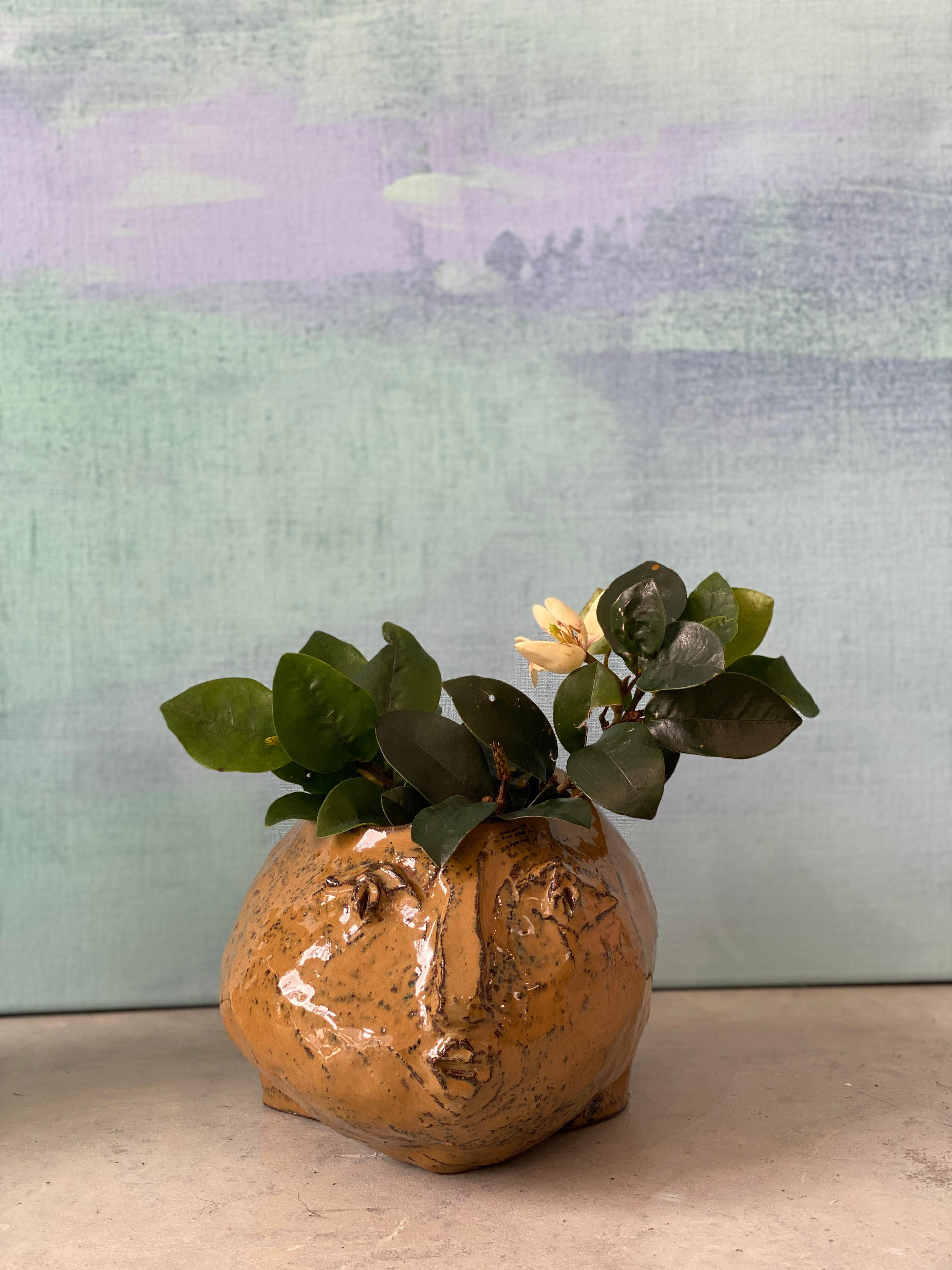 Karamellbraune, rustikale, handgeformte Wabi sabi-Vase aus glasiertem Ton mit Kopfteil aus Karamell im Angebot 1