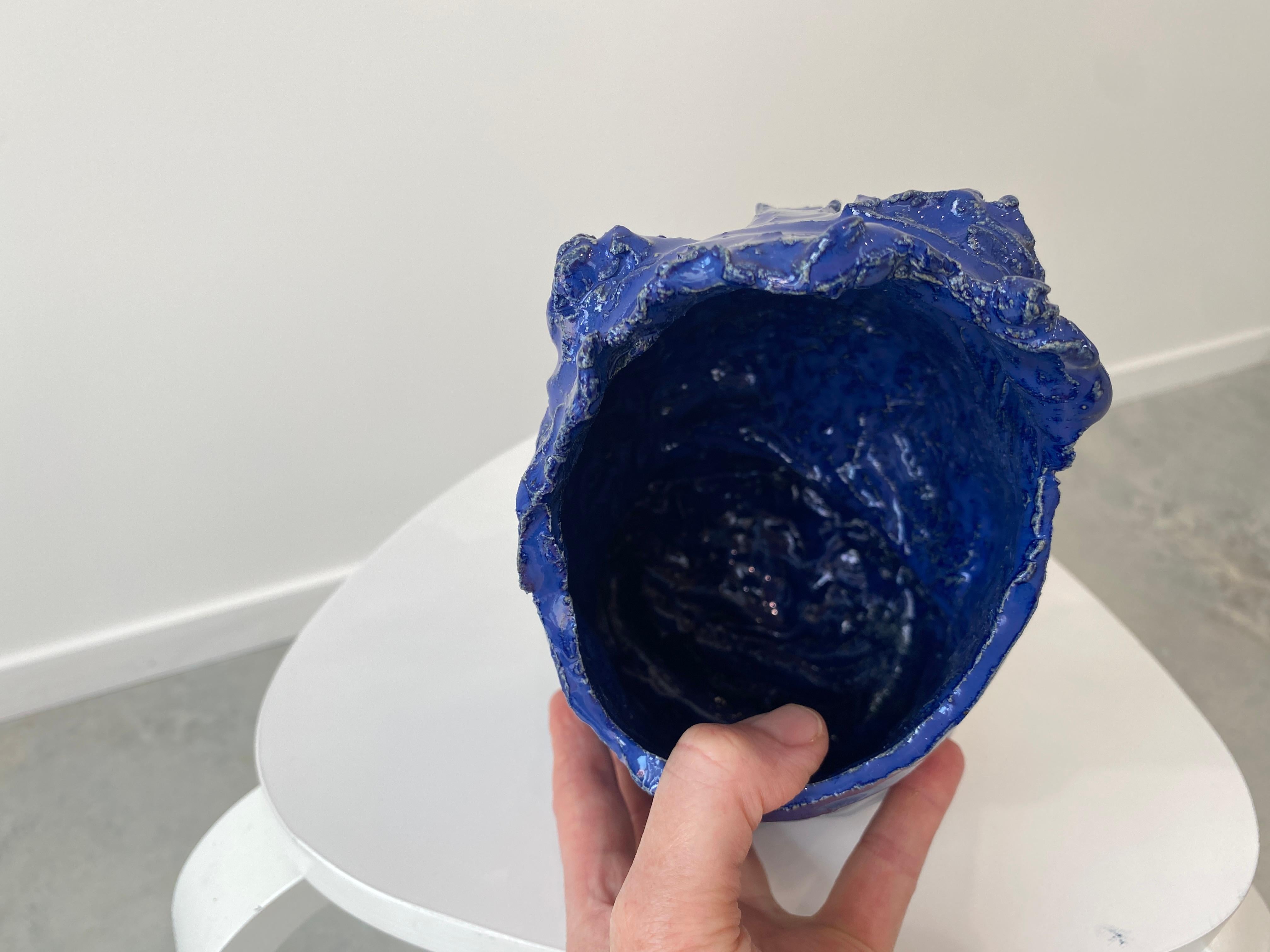 Kobaltblaue, rustikale, handgeformte Wabi sabi-Vase mit glasiertem Tonkopf und Vase im Angebot 8