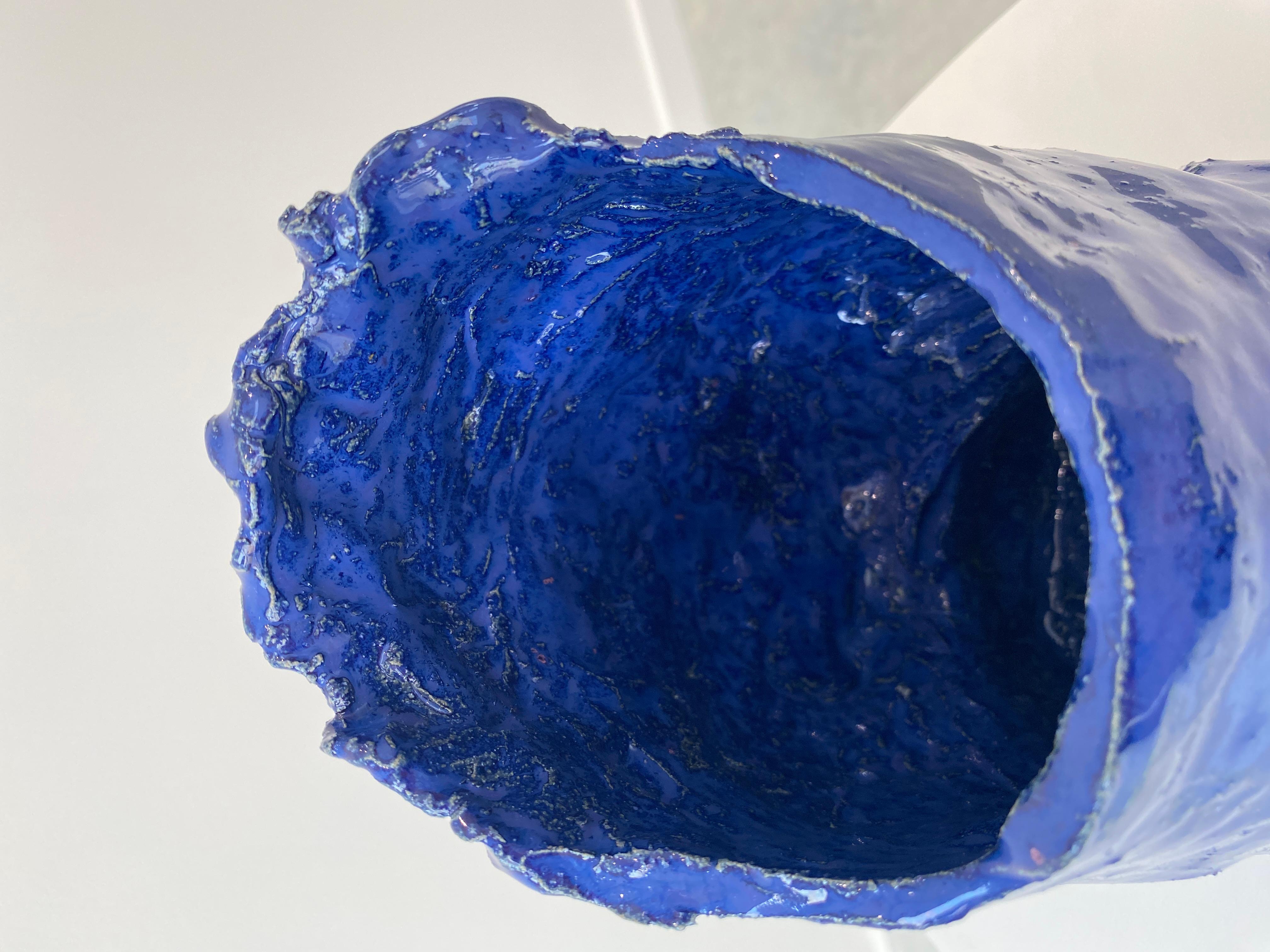 Kobaltblaue, rustikale, handgeformte Wabi sabi-Vase mit glasiertem Tonkopf und Vase im Angebot 9
