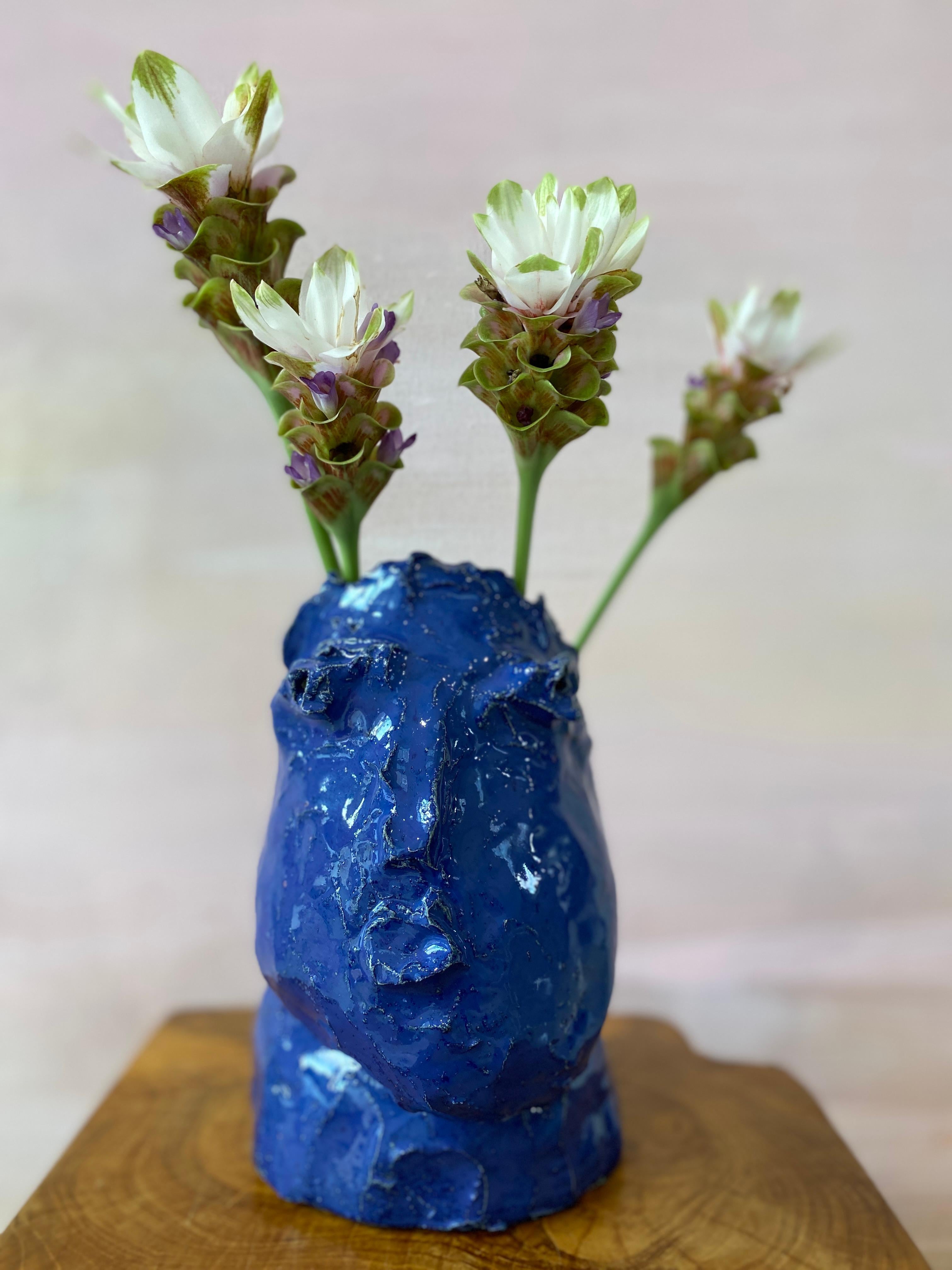 Kobaltblaue, rustikale, handgeformte Wabi sabi-Vase mit glasiertem Tonkopf und Vase (Zeitgenössisch), Sculpture, von Kathleen Rhee