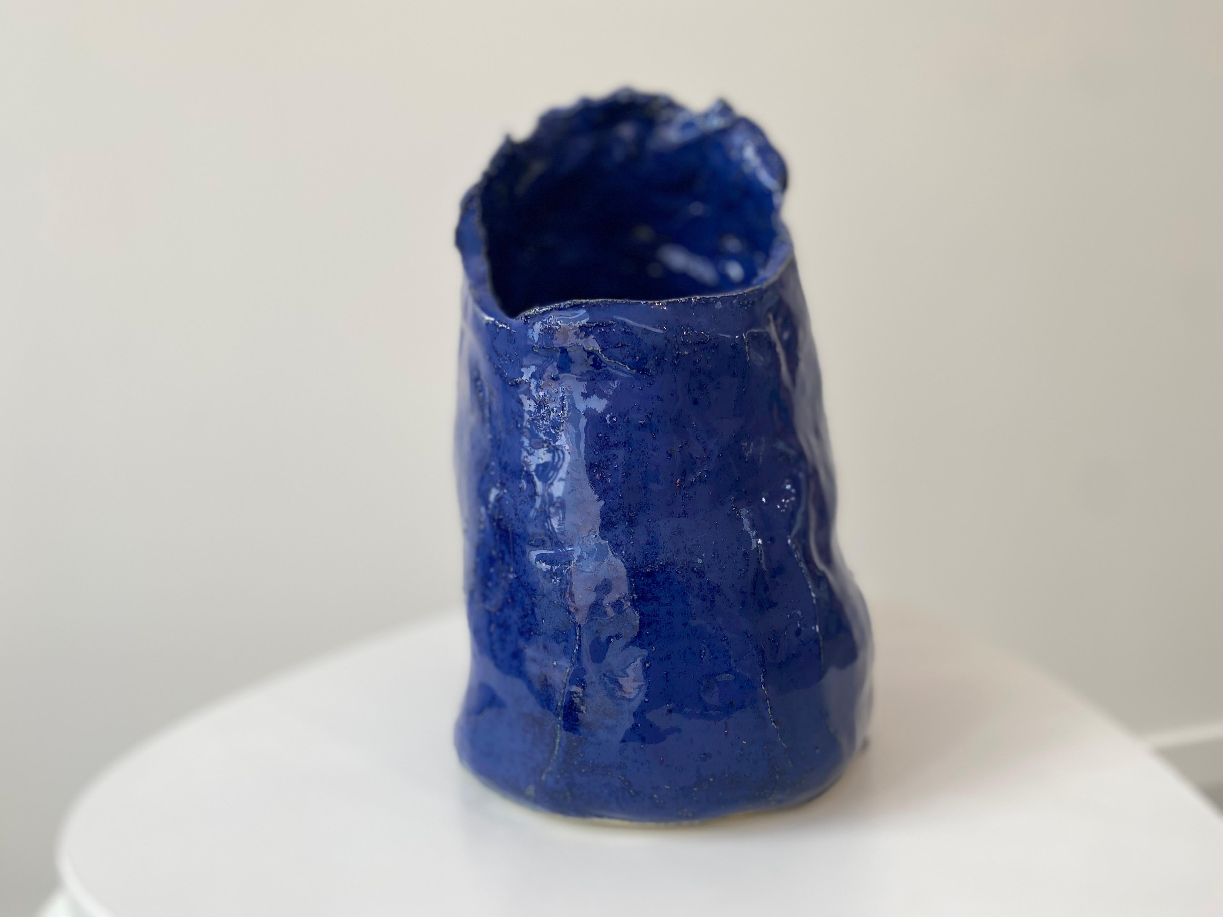 Kobaltblaue, rustikale, handgeformte Wabi sabi-Vase mit glasiertem Tonkopf und Vase im Angebot 2