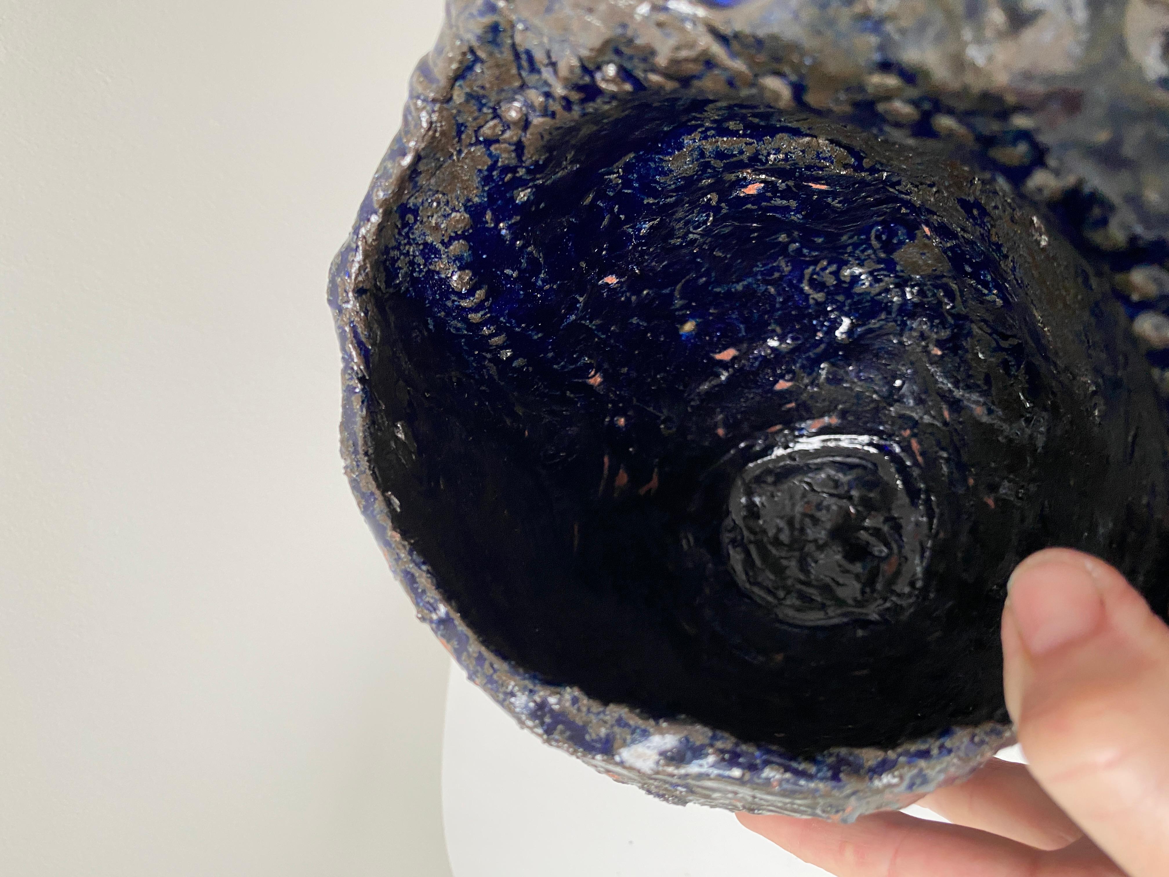 Face de récipient en argile émaillée sculptée à la main, bleu foncé rustique wabi sabi en vente 14