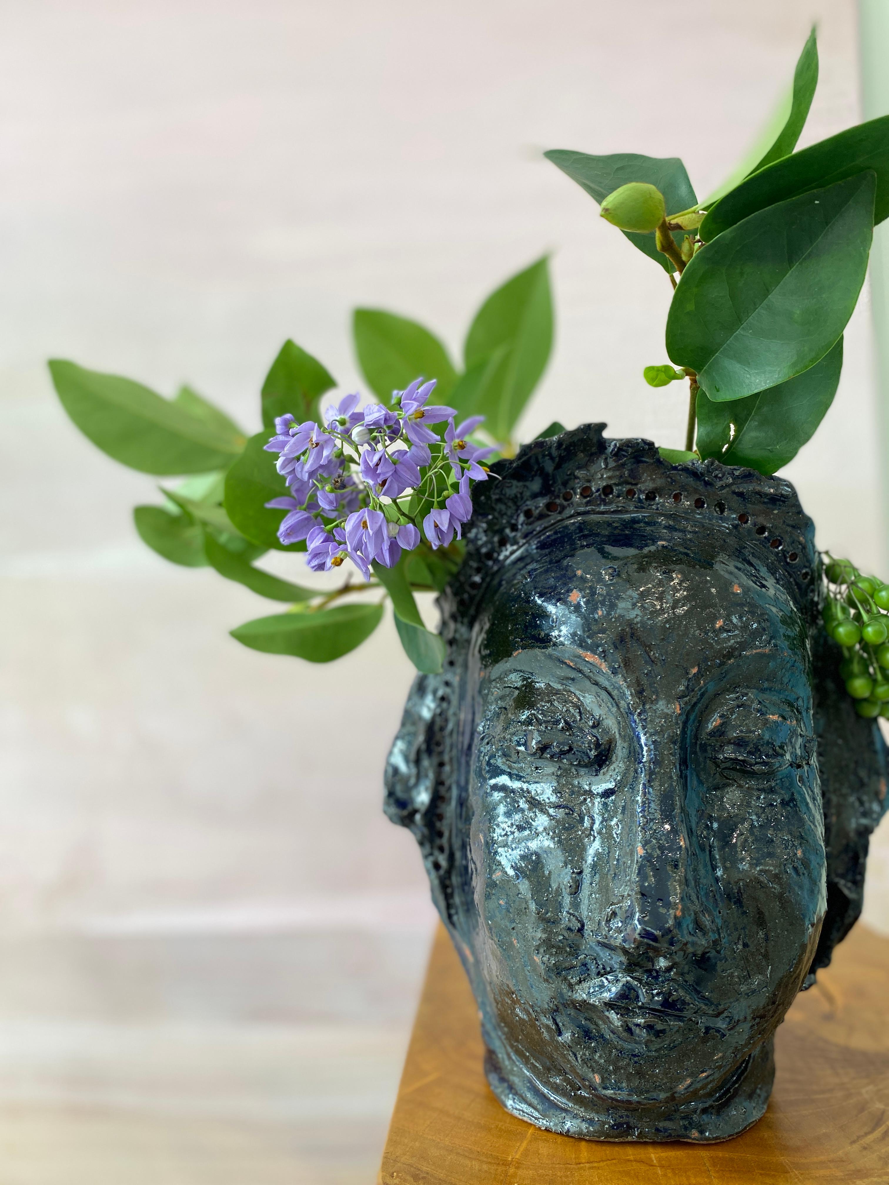 Werten Sie Ihren Raum mit dieser außergewöhnlichen Vase mit Gesicht und Kopf aus Ton auf, die Sie fesseln und inspirieren wird. Diese einzigartige Schönheit wurde von Kathleen in einer jahrhundertealten Technik der Handarbeit hergestellt. Sie ist 26