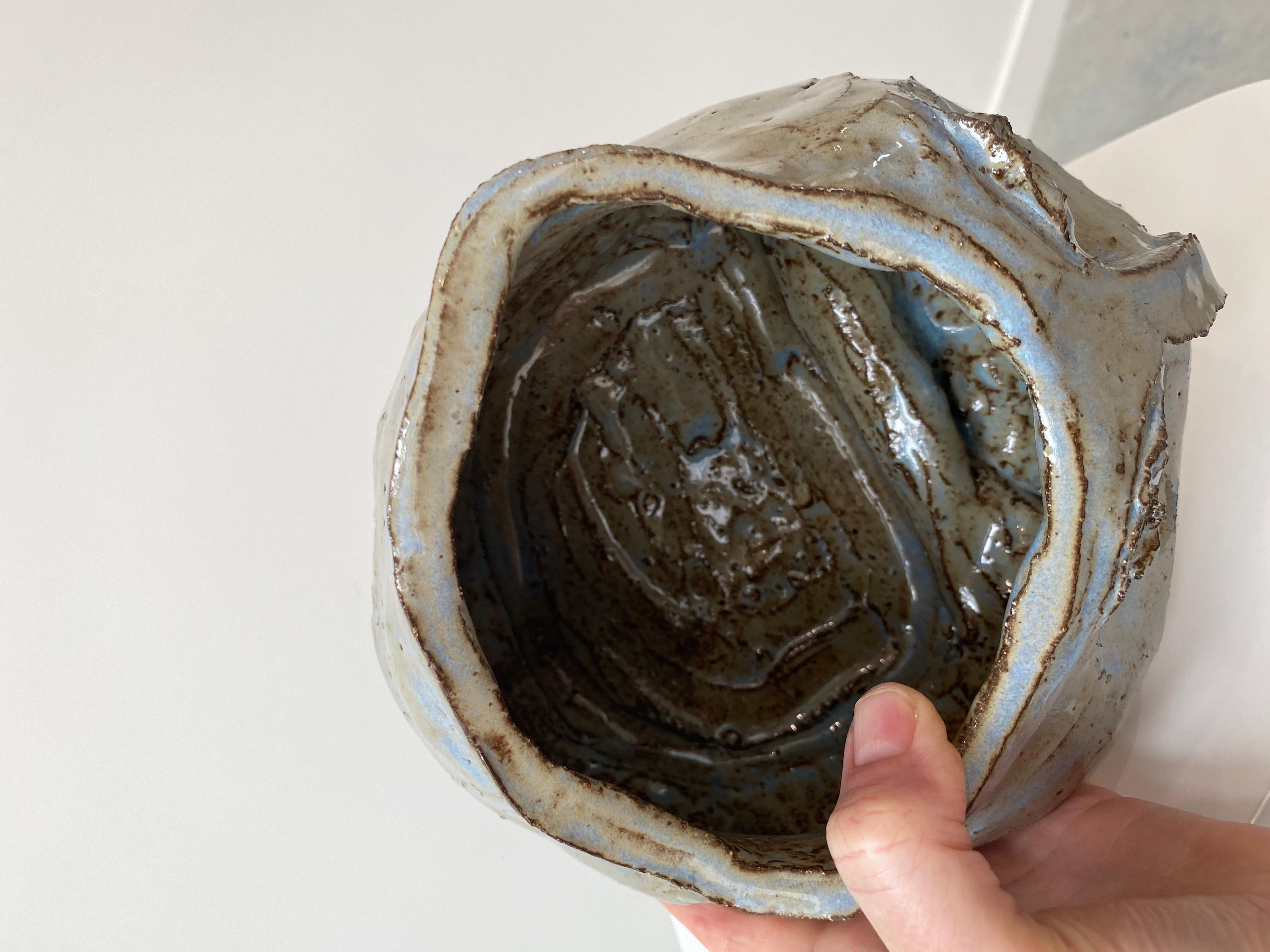 Handgeformte Vase aus glasiertem Ton mit Kopfteil aus grau-blauem, rustikalem Wabi sabi Wabi sabi im Angebot 9