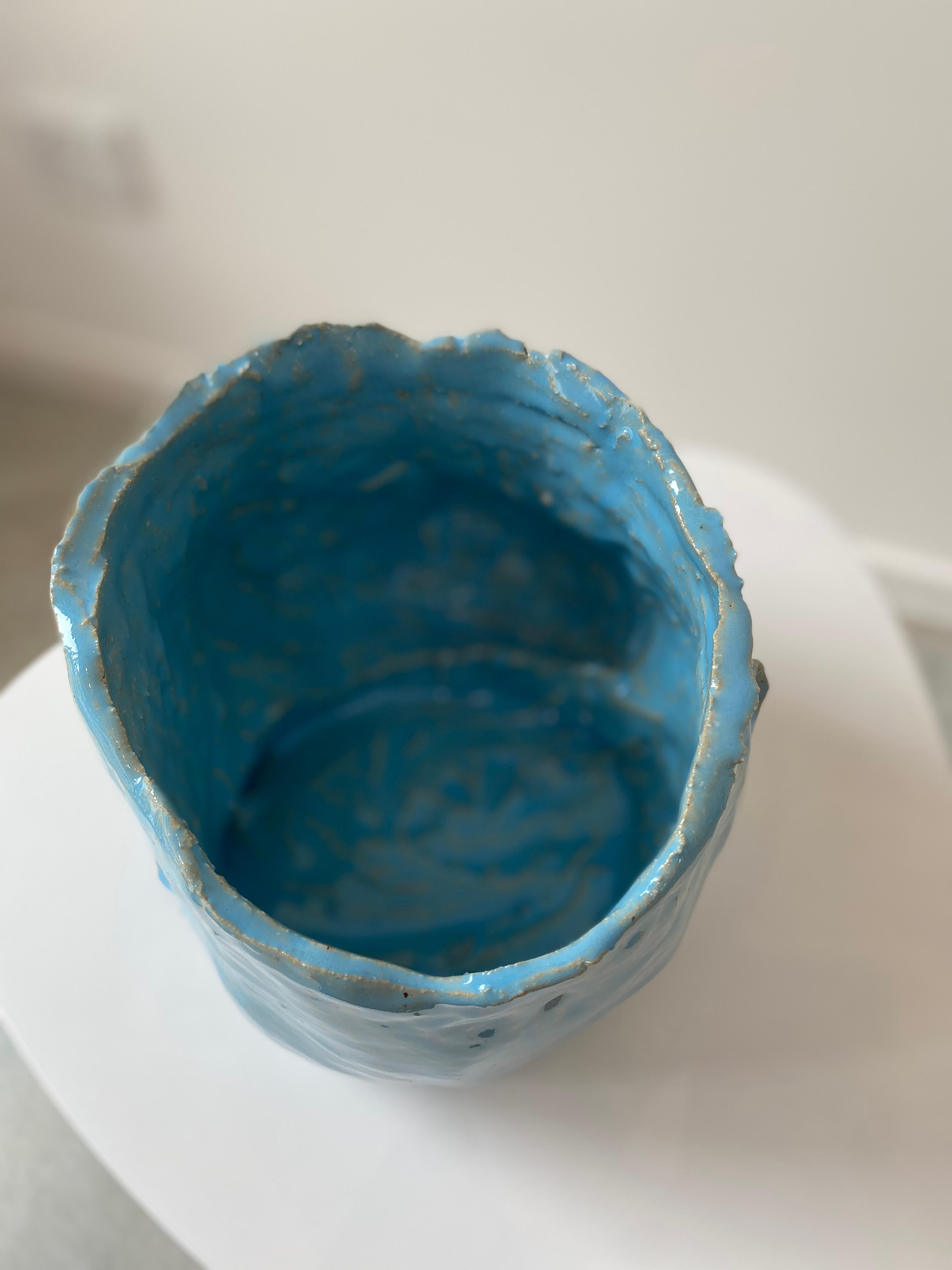 Hellblaue, rustikale, handgeformte Wabi sabi-Vase aus glasiertem Ton mit Kopfteil aus Glasur im Angebot 12