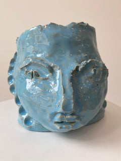 Vaso rustico wabi sabi azzurro scolpito a mano in argilla con testa e volto di vasaio