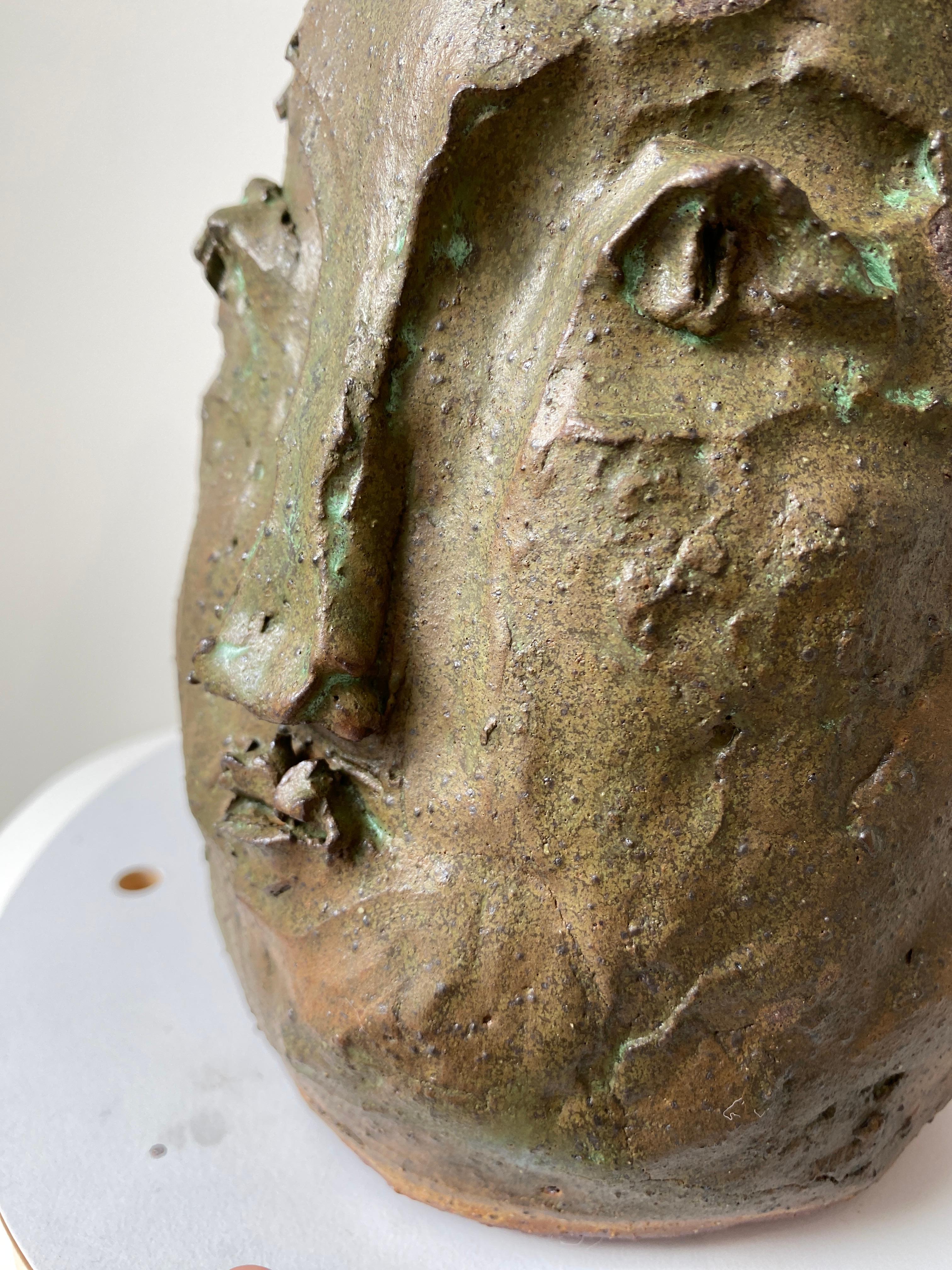 Tan green rustico wabi sabi scolpito a mano in argilla smaltata con viso antico testa  in vendita 11