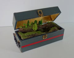 Reisende Landschaft, "Goldene Miniatur-Innenlandschaft im Vintage-Koffer