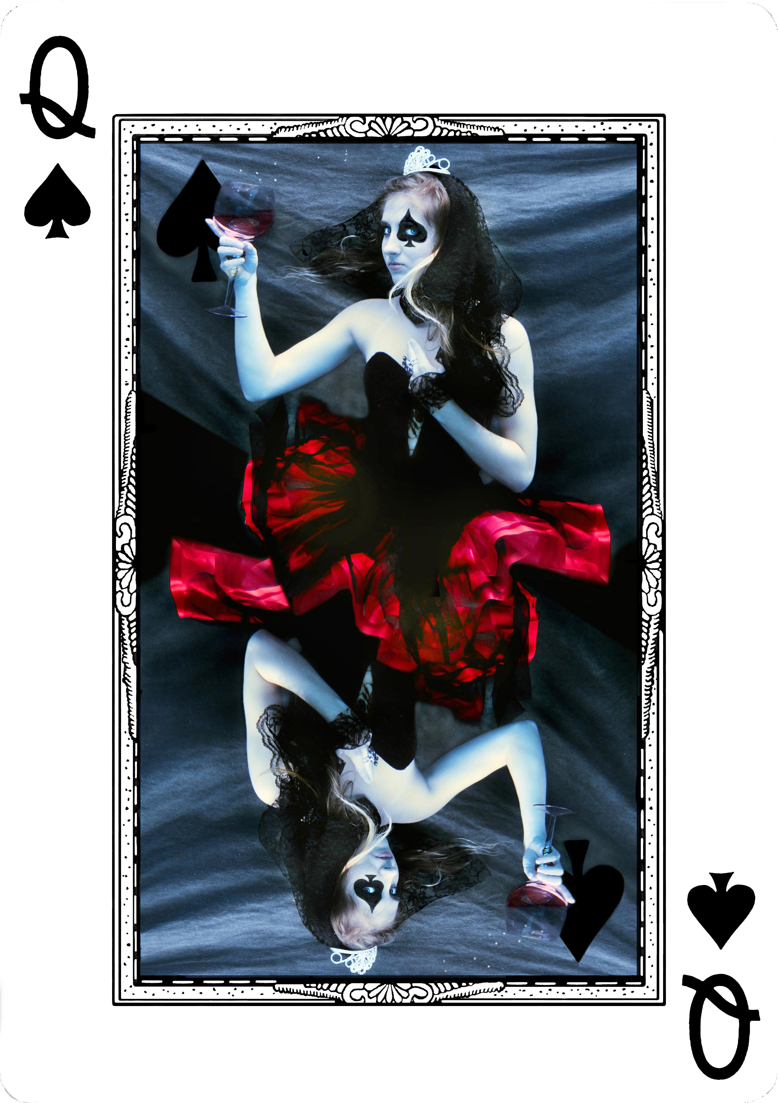 Queen of Spades – Unterwasserfotografie, zeitgenössisches Metallic-Papier