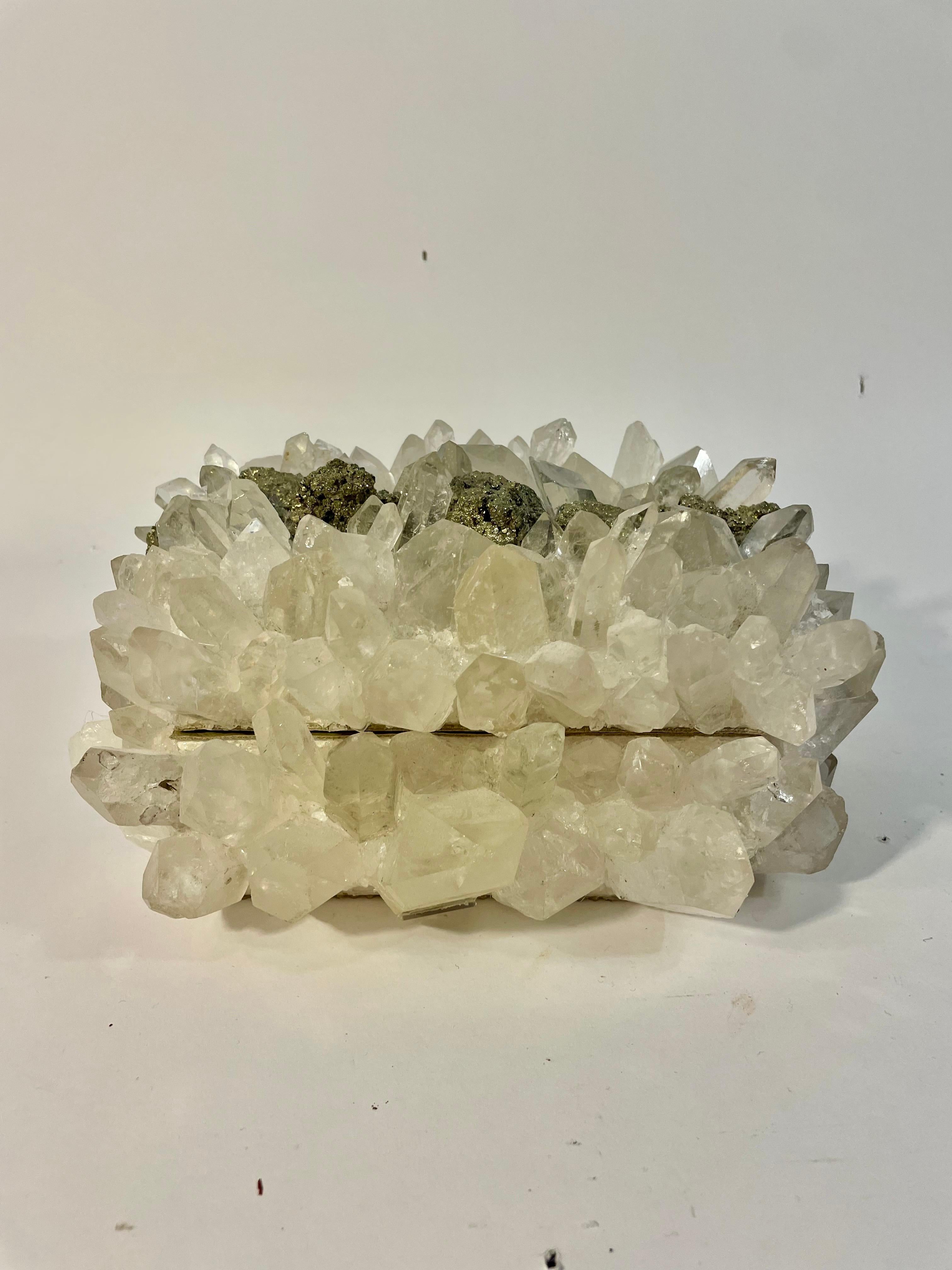 Una bellissima scatola di quarzo e pirite di Kathryn McCoy. 