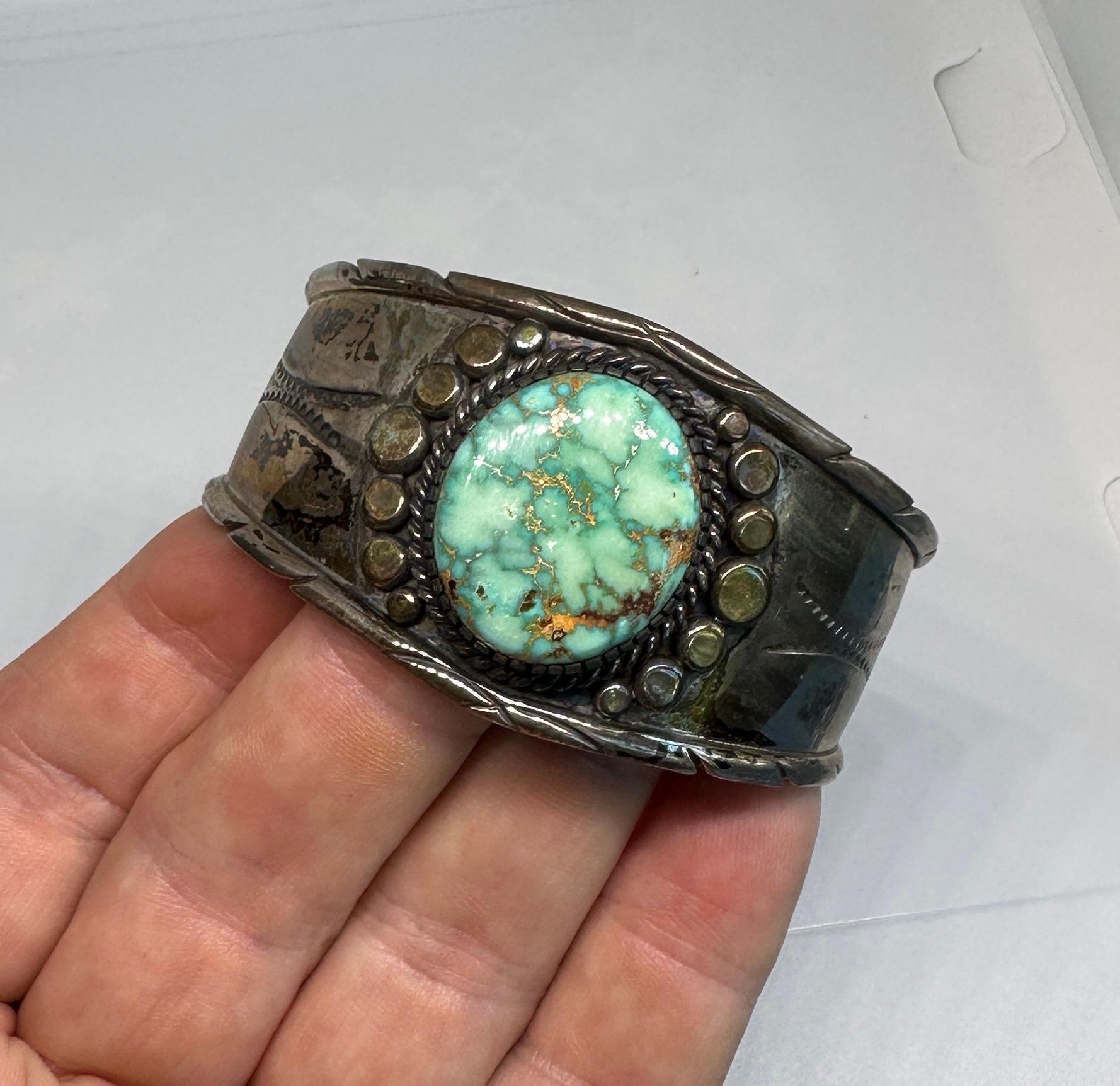 MAGNÍFICO BRAZALETE DE PLATA DE LEY KATHY ABEITA DE ISLETA PUEBLO KINGMAN TURQUESA NATIVA AMERICANA.
Este extraordinario brazalete vintage es de la célebre artesana de Isleta Pueblo Kathy Abeita y está marcado con su firma K.A. La obra de Abeita