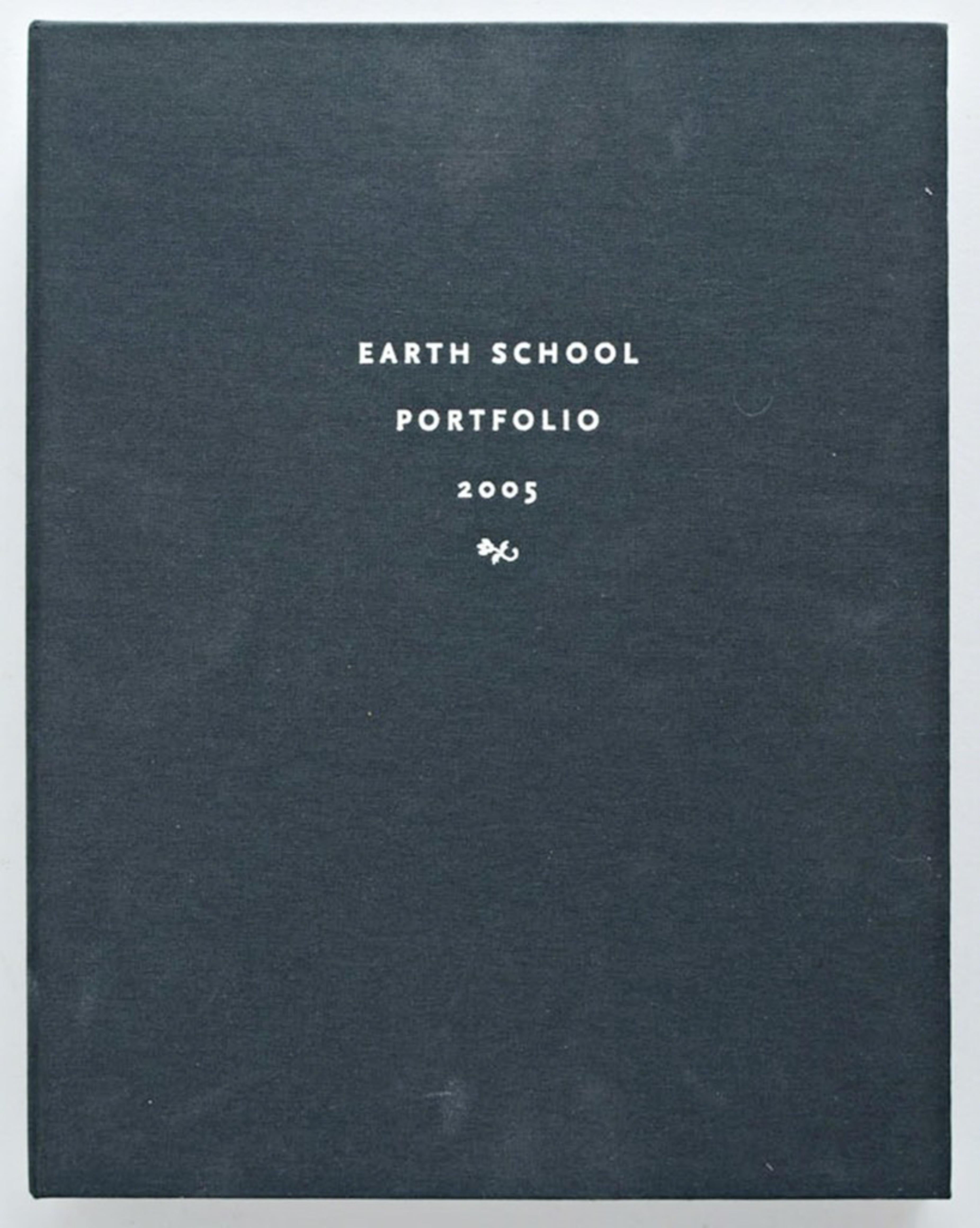 Kathy Butterly
Sans titre du portfolio de l'école de la Terre, 2005
Impression numérique sur papier cartonné
24 × 18 pouces
Signée à la main par l'artiste ; Signée et numérotée 19/25 au crayon graphite au recto.
Non encadré
Cette estampe de 2005 a