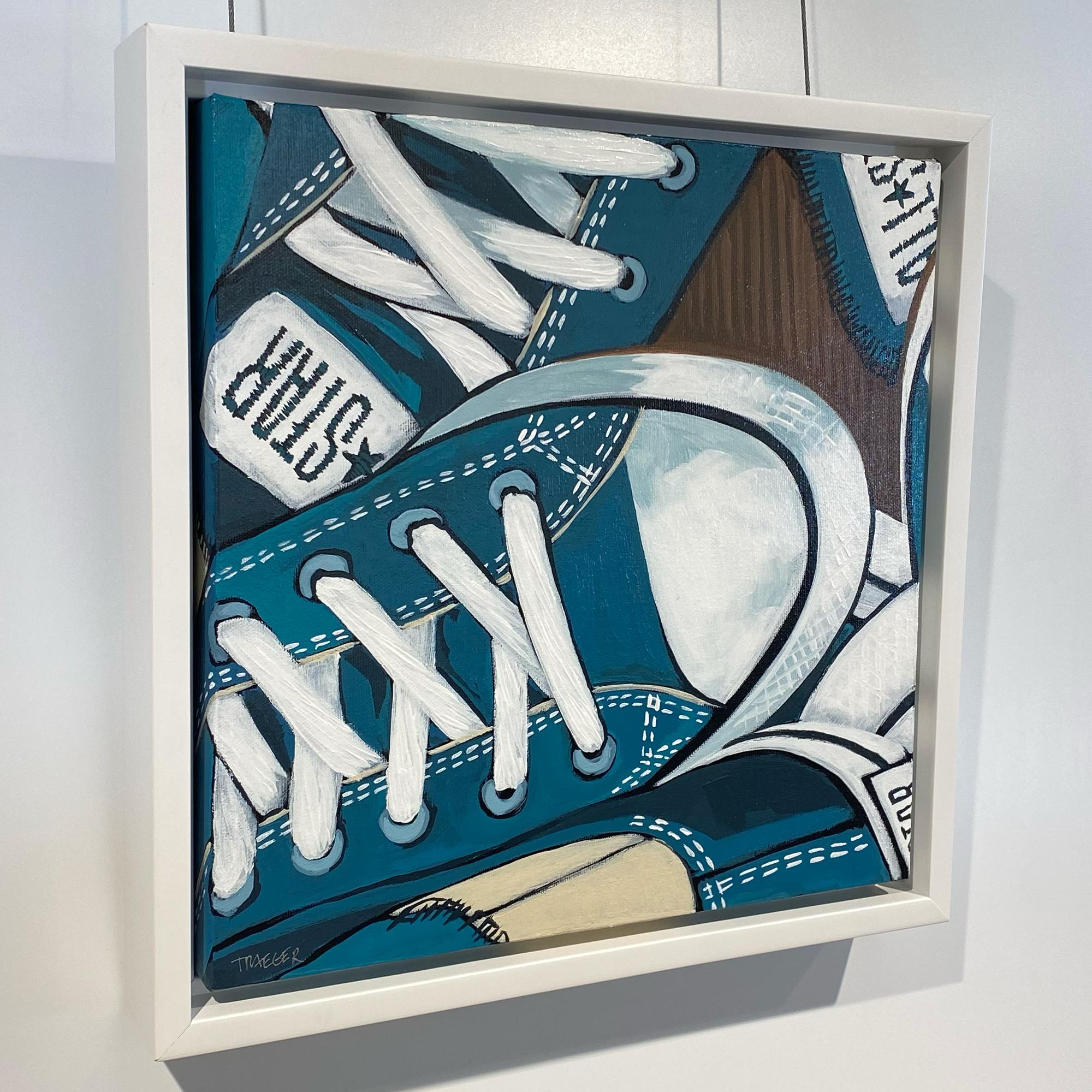 Dreiviertelviertel gedrechselt, blau-weiße, skurrile, konverse Schuhe mit Rundhalsausschnitt, Acryl auf Leinwand – Painting von Kathy Traeger