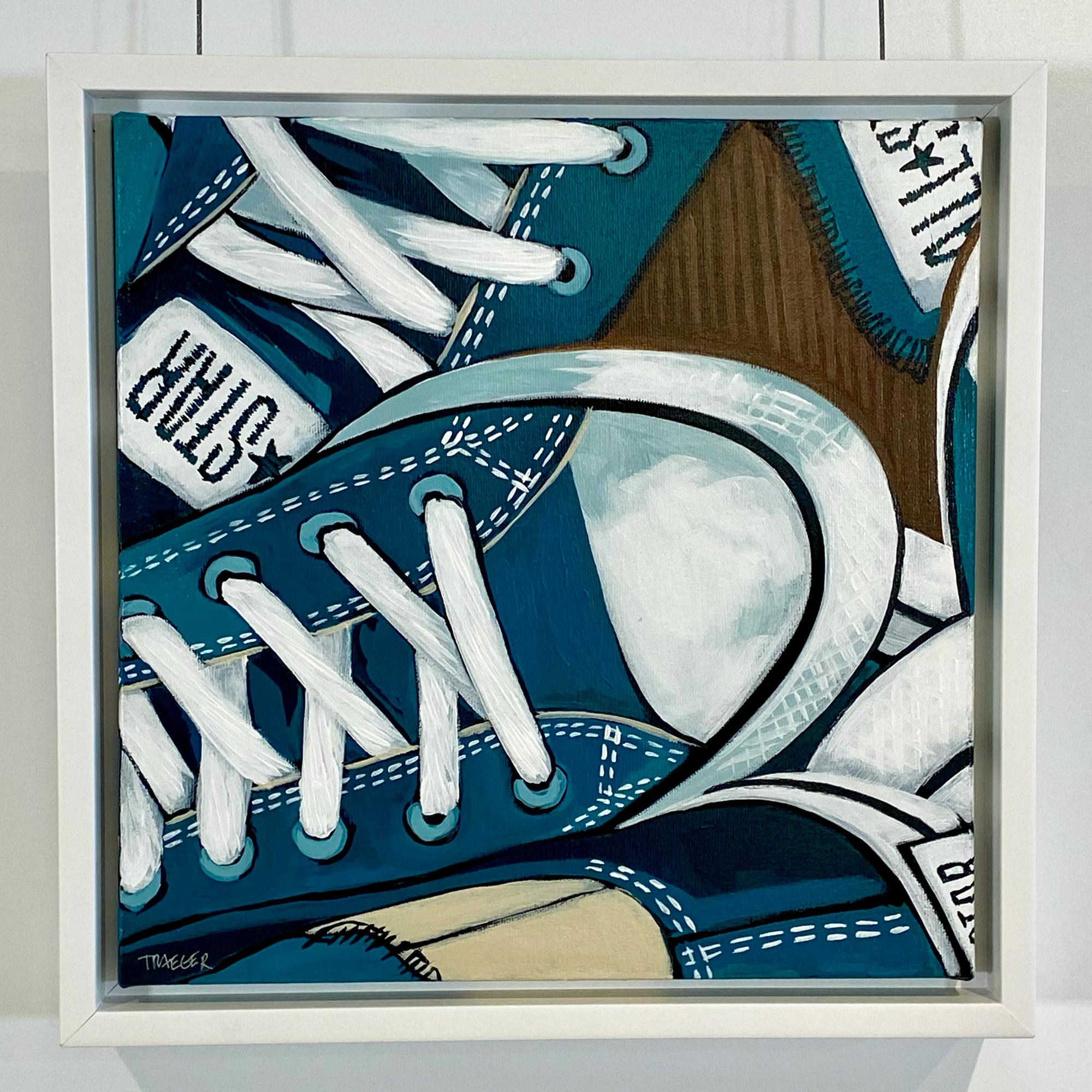 Kathy Traeger Figurative Painting – Dreiviertelviertel gedrechselt, blau-weiße, skurrile, konverse Schuhe mit Rundhalsausschnitt, Acryl auf Leinwand