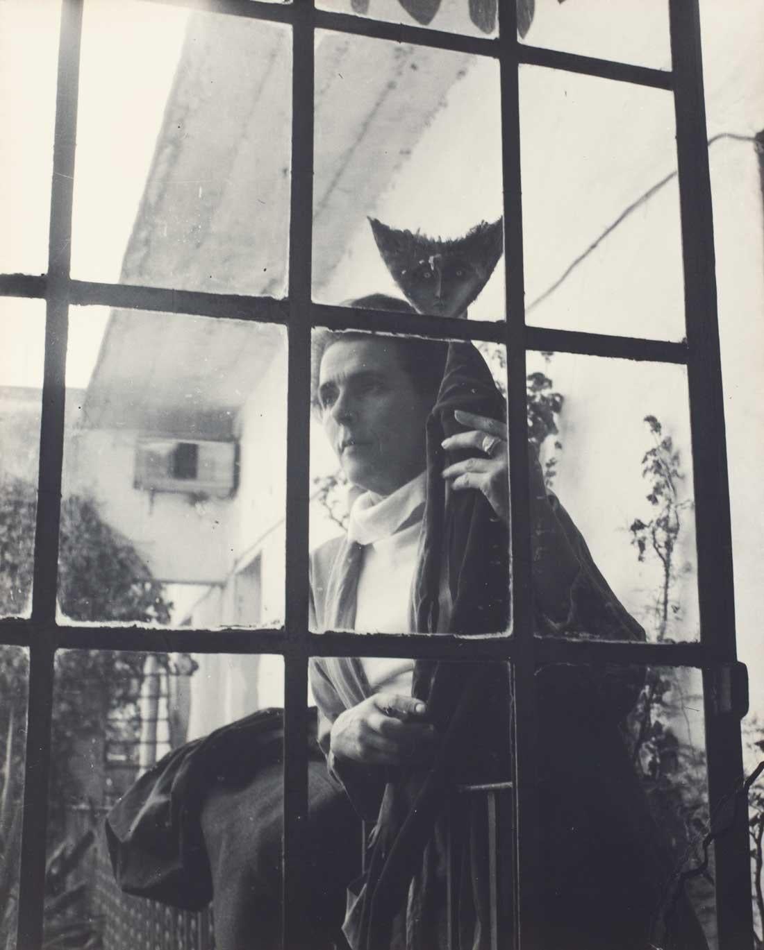 Kati Horna
Leonora Carrington dans sa maison, années 1960
Signé et portant au verso le cachet de l'artiste pour les droits d'auteur.
Épreuve à la gélatine argentique, imprimée ultérieurement
10 x 8 pouces

Kati Horna (1912-2000) est née Katalin