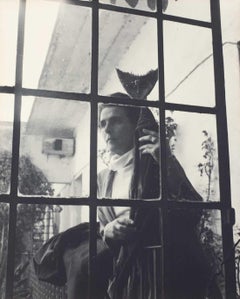 Leonora Carrington dans sa maison, années 1960 - Kati Horna (Photographie en noir et blanc)