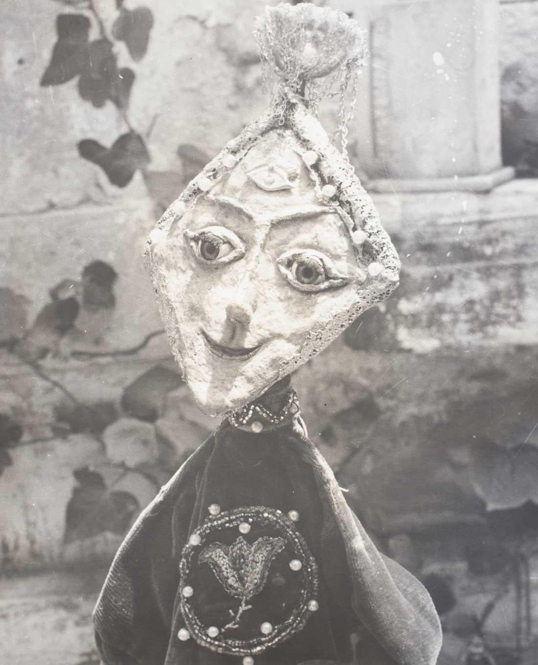 Kati Horna
Portrait d'une poupée réalisé par Kati Horna, années 1950
Signé et portant au verso le cachet de l'artiste pour les droits d'auteur.
Épreuve à la gélatine argentique, imprimée ultérieurement
10 x 8 pouces

Kati Horna (1912-2000) est née