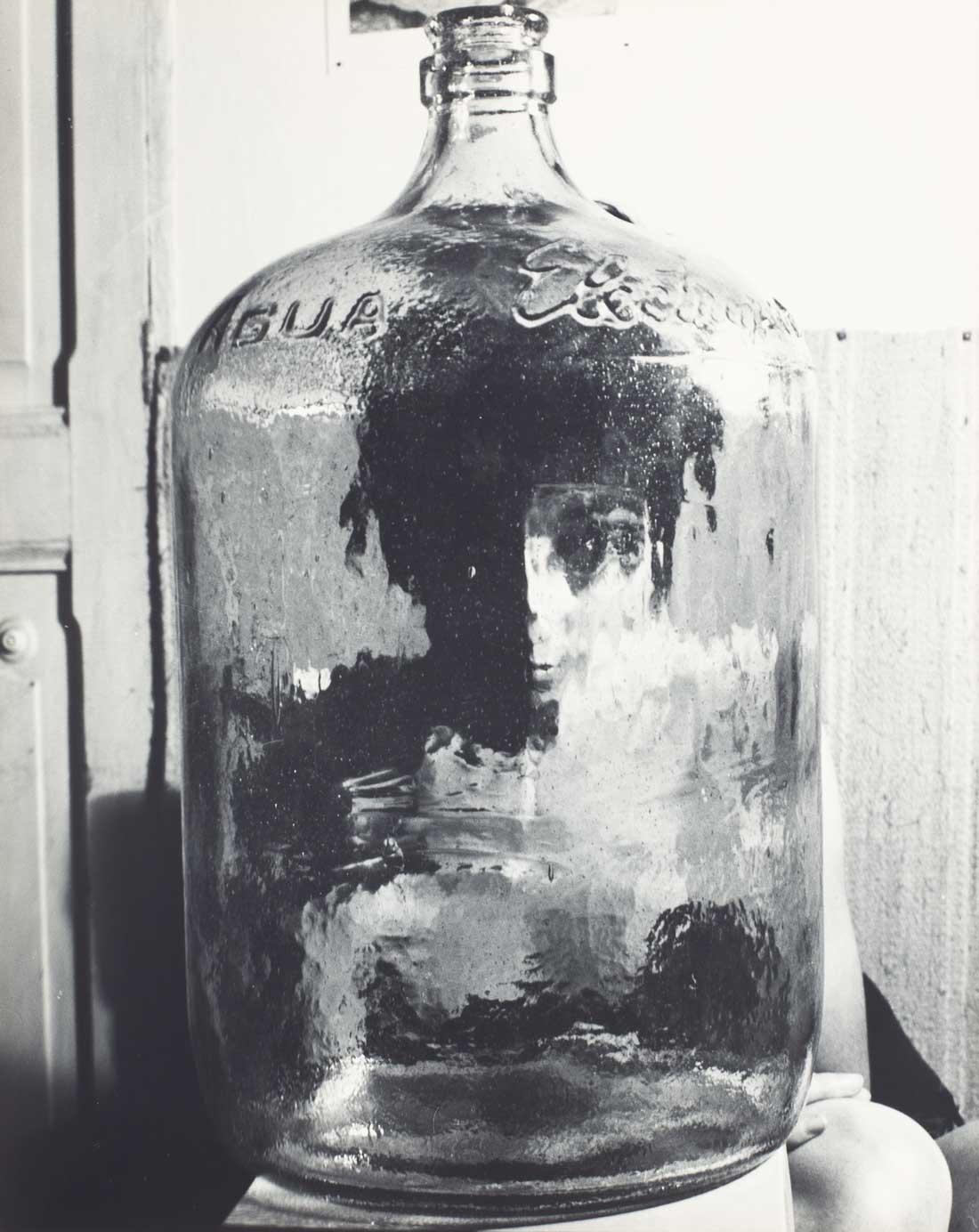 Kati Horna
La bouteille d'eau, (El Botellón), 1962
Signé et portant au verso le cachet de l'artiste pour les droits d'auteur.
Épreuve à la gélatine argentique, imprimée ultérieurement
10 x 8 pouces

Kati Horna (1912-2000) est née Katalin Deutsch et