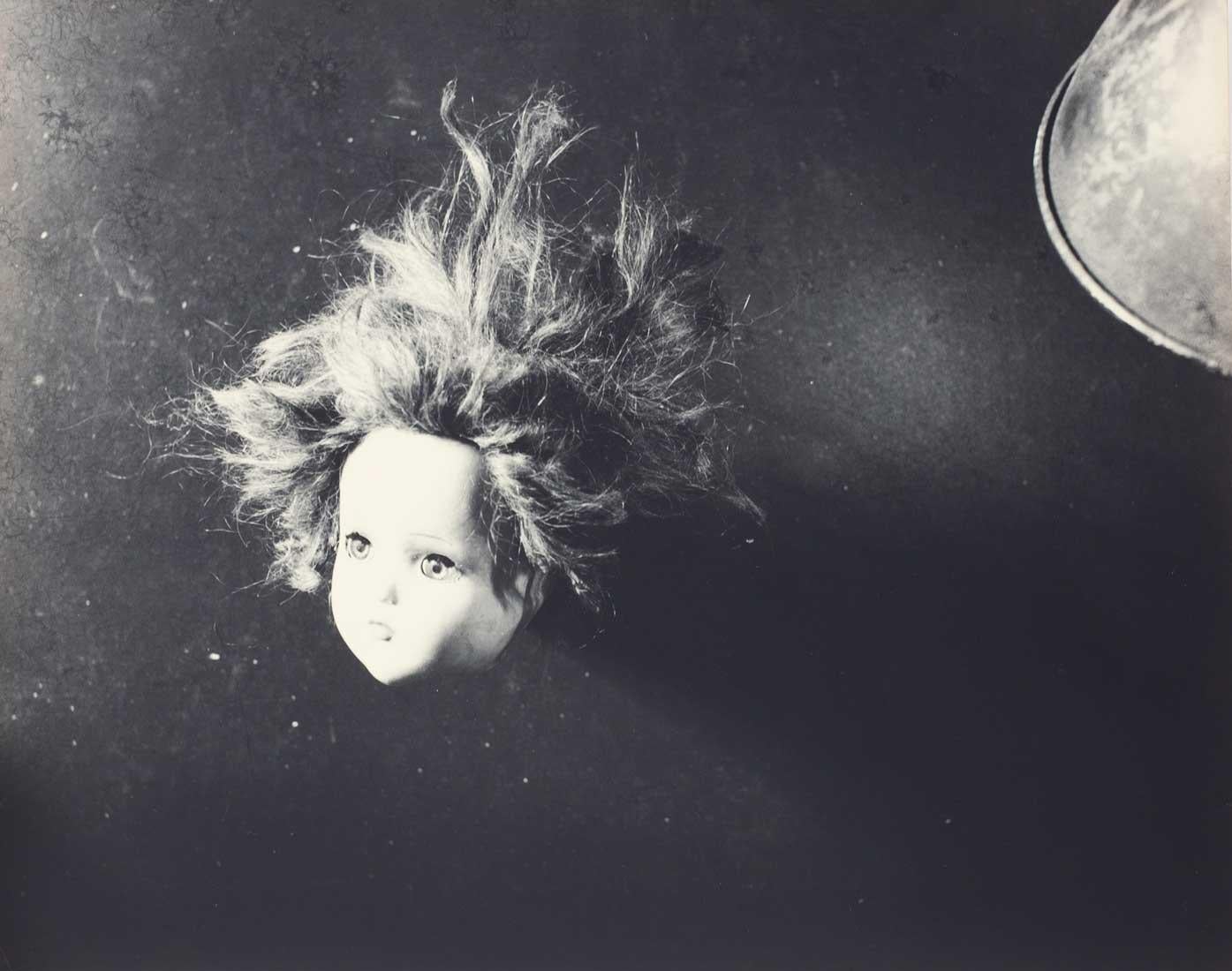 Kati Horna
Sans titre, 1960
Signé et portant au verso le cachet de l'artiste pour les droits d'auteur.
Épreuve à la gélatine argentique, imprimée ultérieurement
8 x 10 pouces

Kati Horna (1912-2000) est née Katalin Deutsch et a vécu à Budapest,