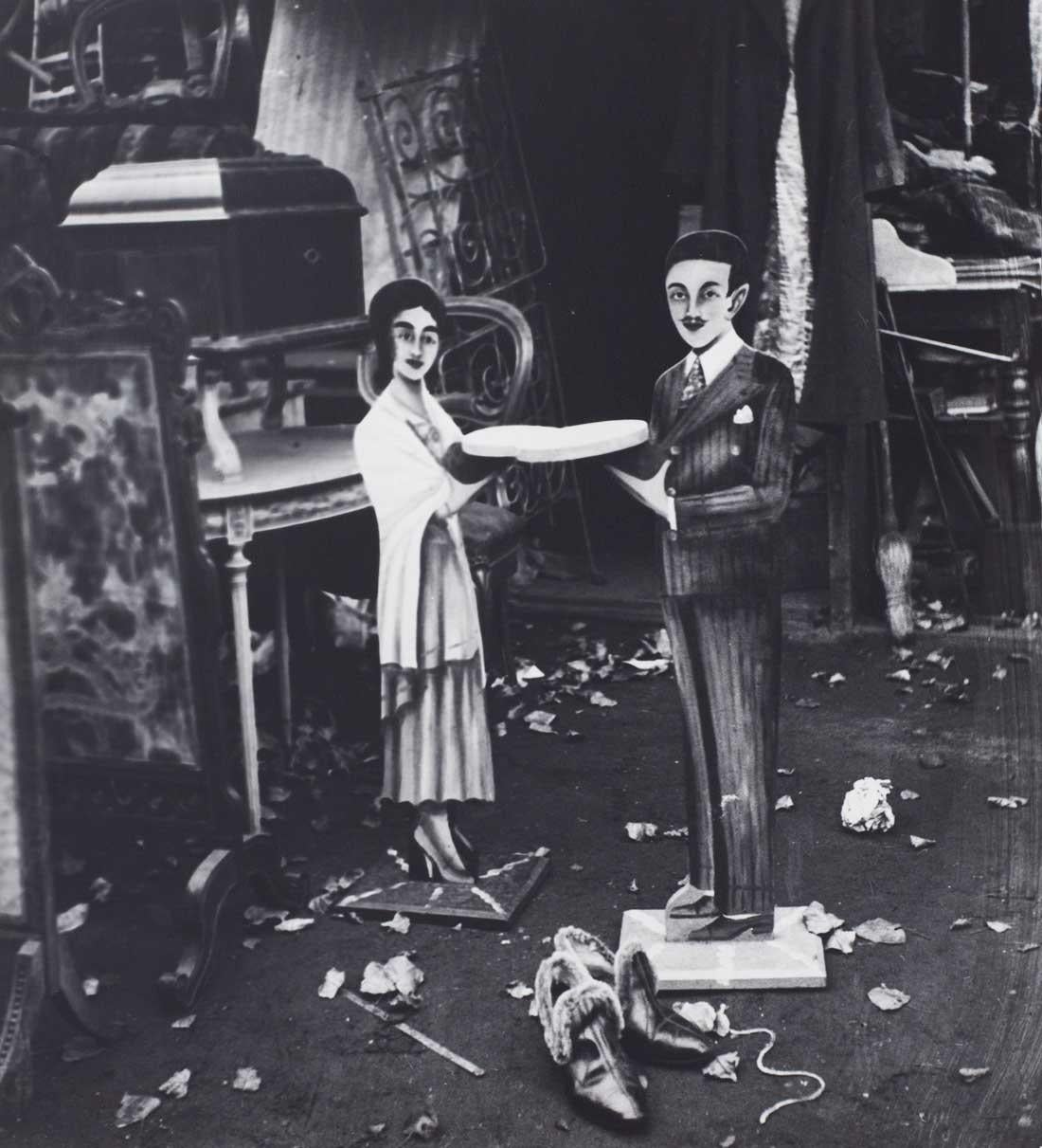 Kati Horna
Sans titre, de la série "Marchés aux puces de Paris", 1933
Signé et portant au verso le cachet de l'artiste pour les droits d'auteur.
Épreuve à la gélatine argentique, imprimée ultérieurement
9 x 8 pouces

Kati Horna (1912-2000) est née