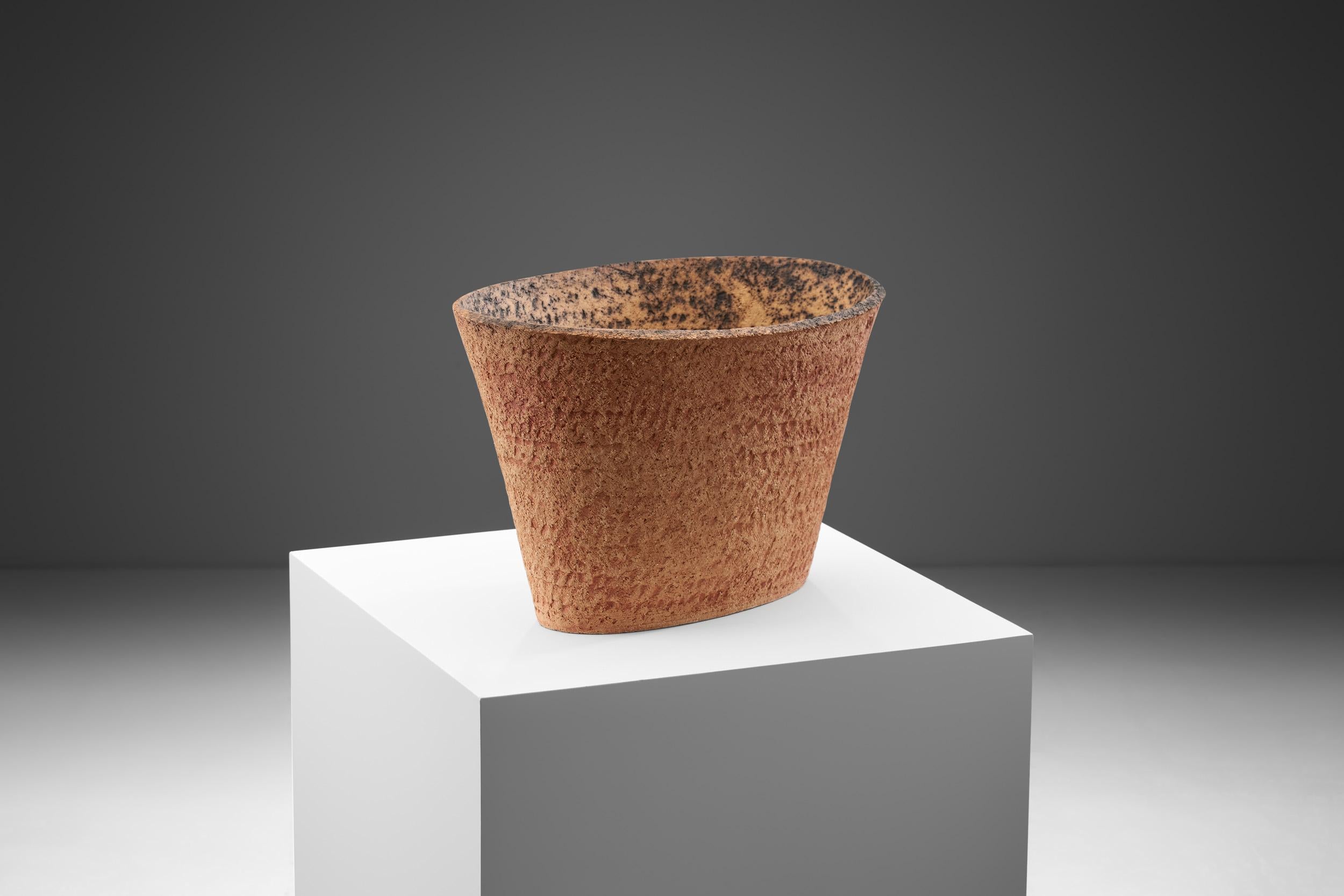 Mid-Century Modern Kati Tuominen-Niittylä Contemporary Ceramic Bowl, Finland 21st Century For Sale