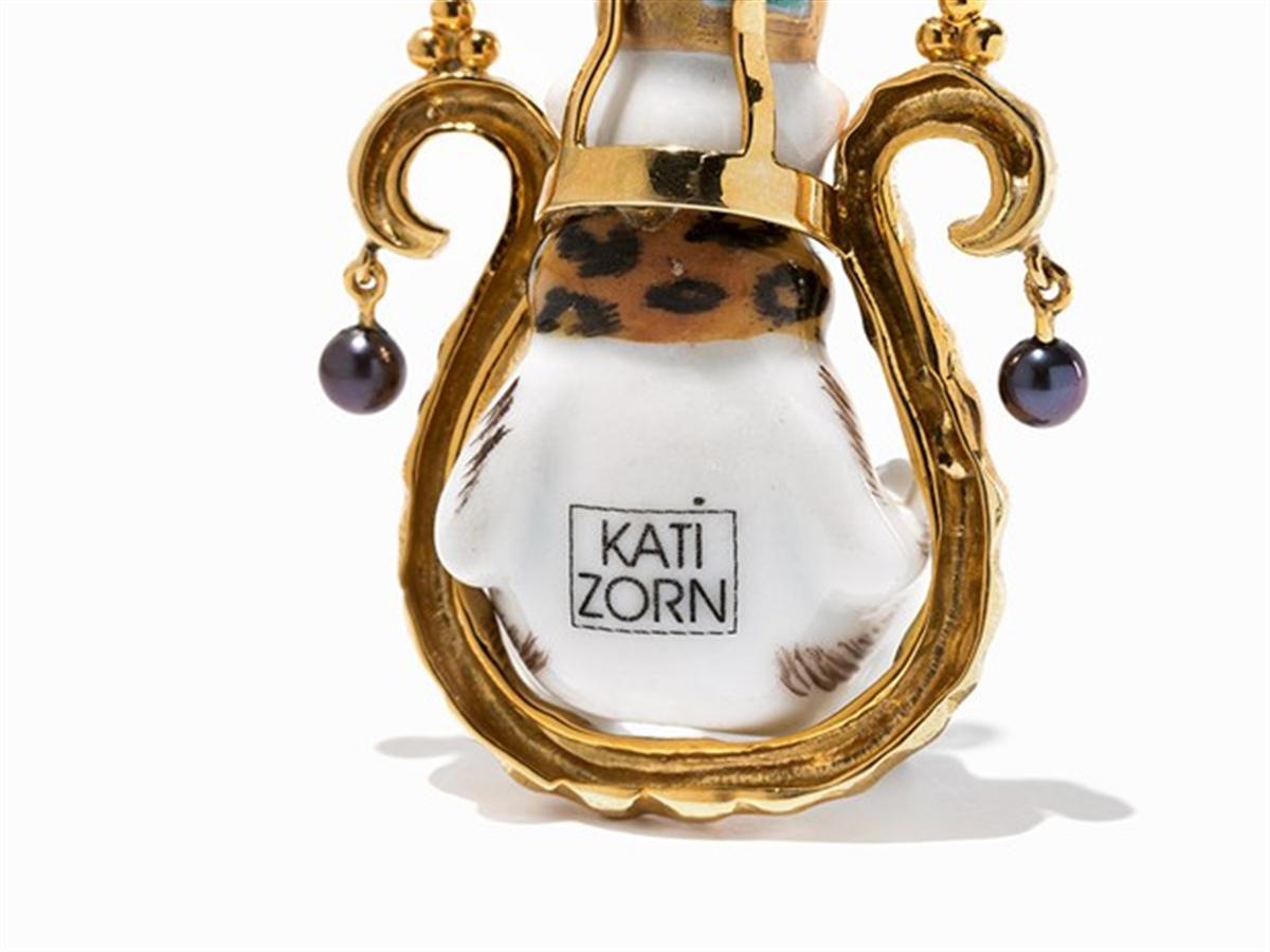 Kati Zorn, Porcelain Pendant with Pearls, 18 Karat Yellow Gold 2