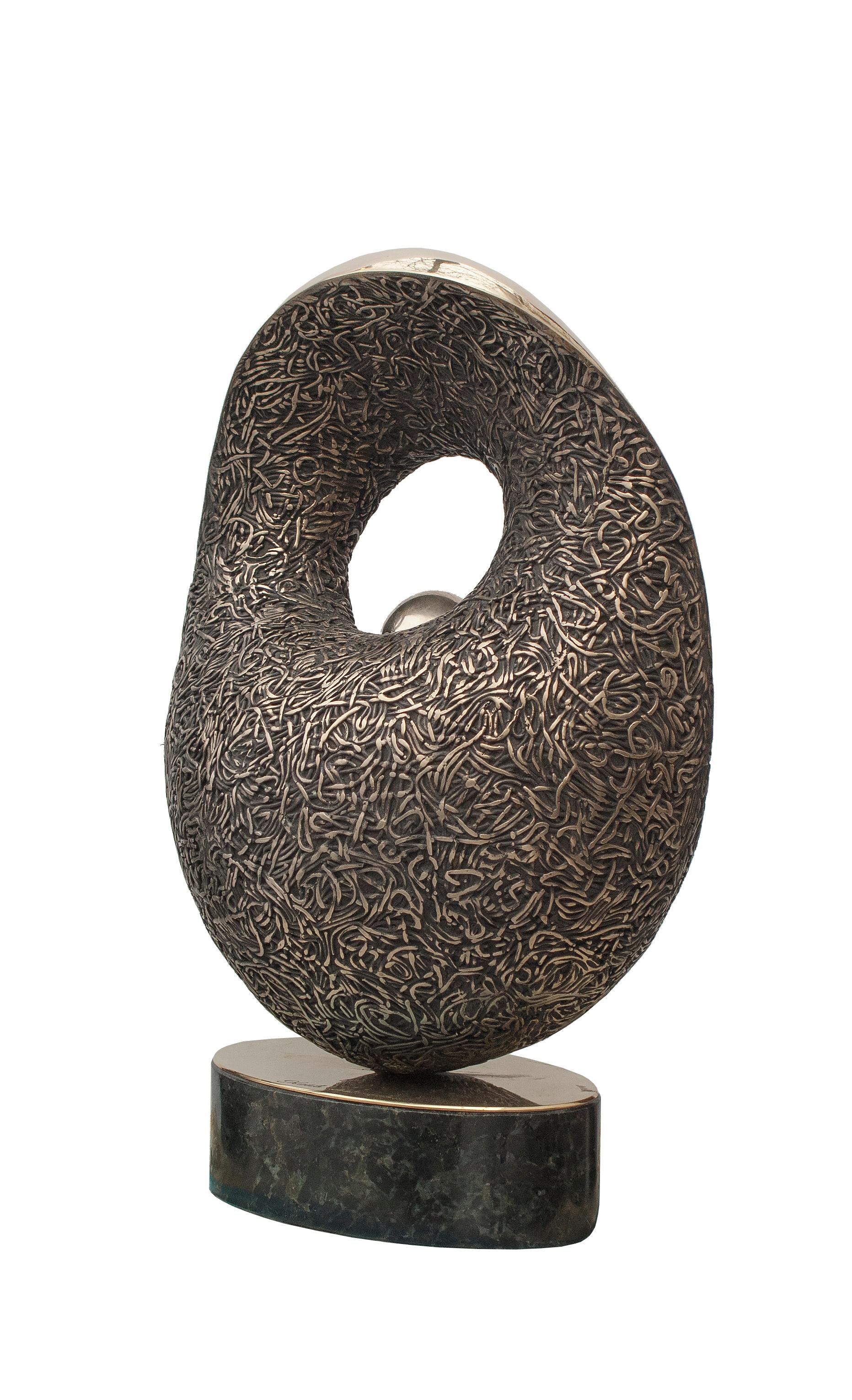 Die Skulptur hat eine abstrakte Form mit sanften Kurven, Öffnungen und einer spiegelpolierten Oberfläche, die den Eindruck eines Spiels von Licht und Reflexionen vermittelt. Es entsteht ein strukturierter Teil mit glatter, glänzender Bronze, die ihm