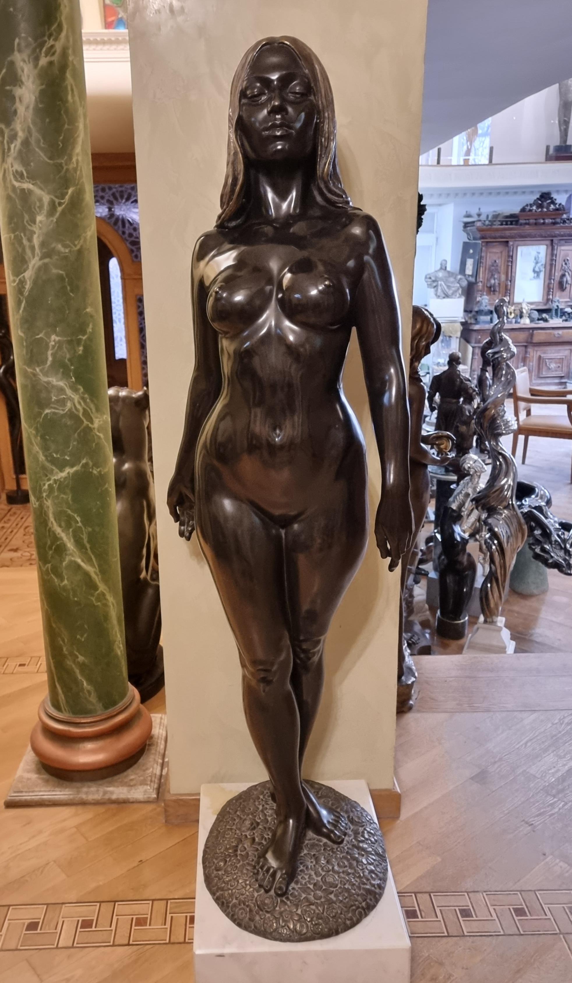 Katib Mamedov Figurative Sculpture – Eve - Figurative Skulptur Frau Bronze dunkle Patina
