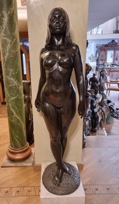Eve - Figurative Skulptur Frau Bronze dunkle Patina