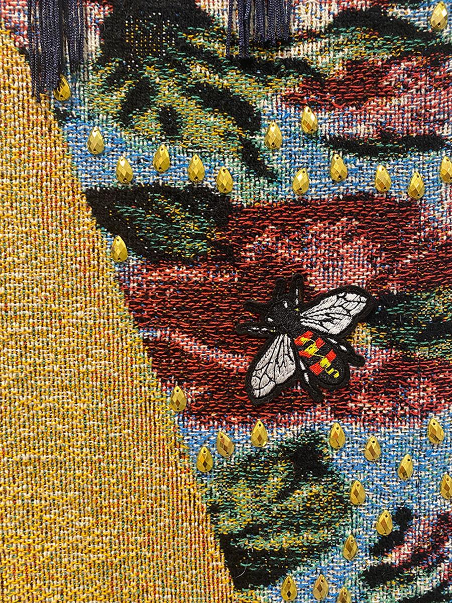 „Carly“ Textilkunst Mixed Media-Wandteppich, verschönert, figürlich im Angebot 1