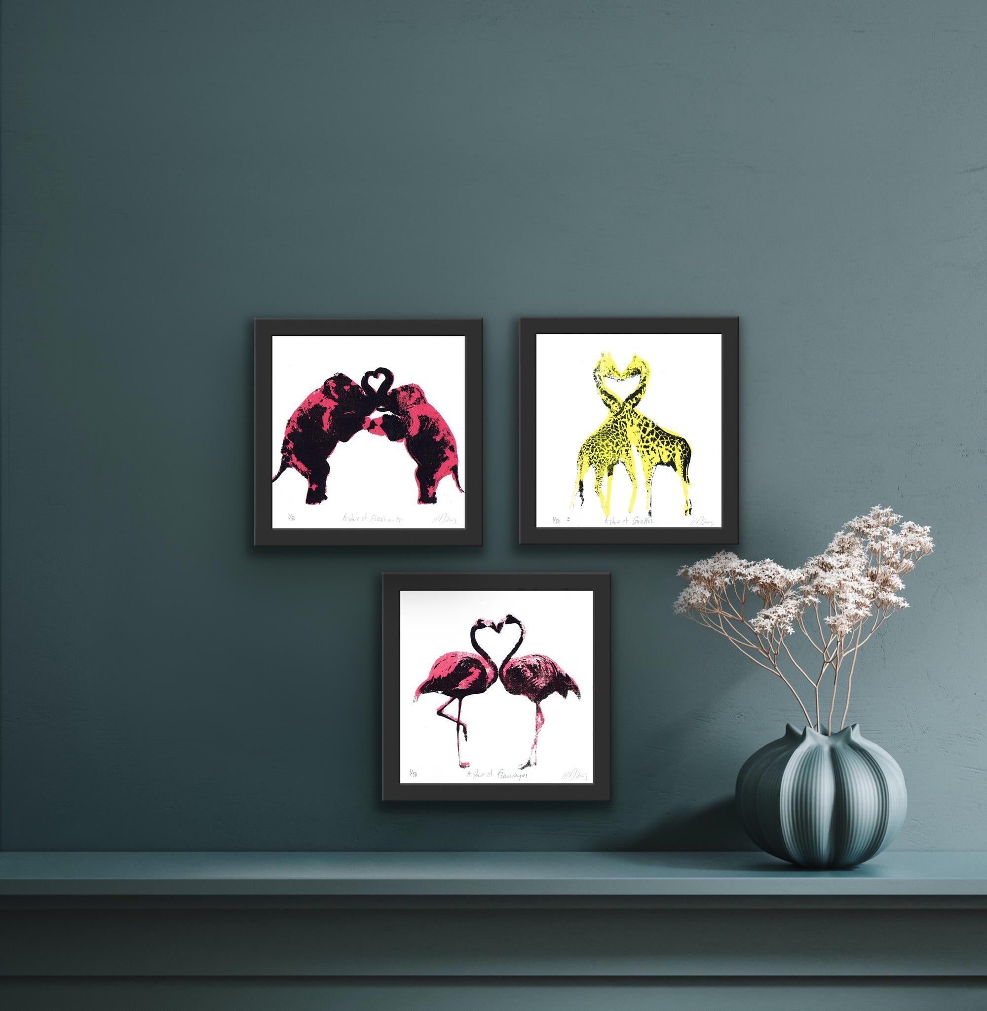 Ein Paar Flamingos, ein Paar Giraffen und ein Paar Elefanten, Triptychon – Print von Katie Edwards