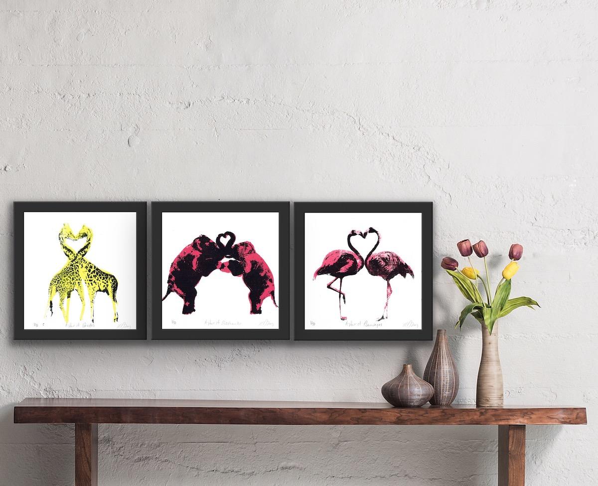 Coppia di fenicotteri, coppia di giraffe e coppia di elefanti Trittico - Print di Katie Edwards