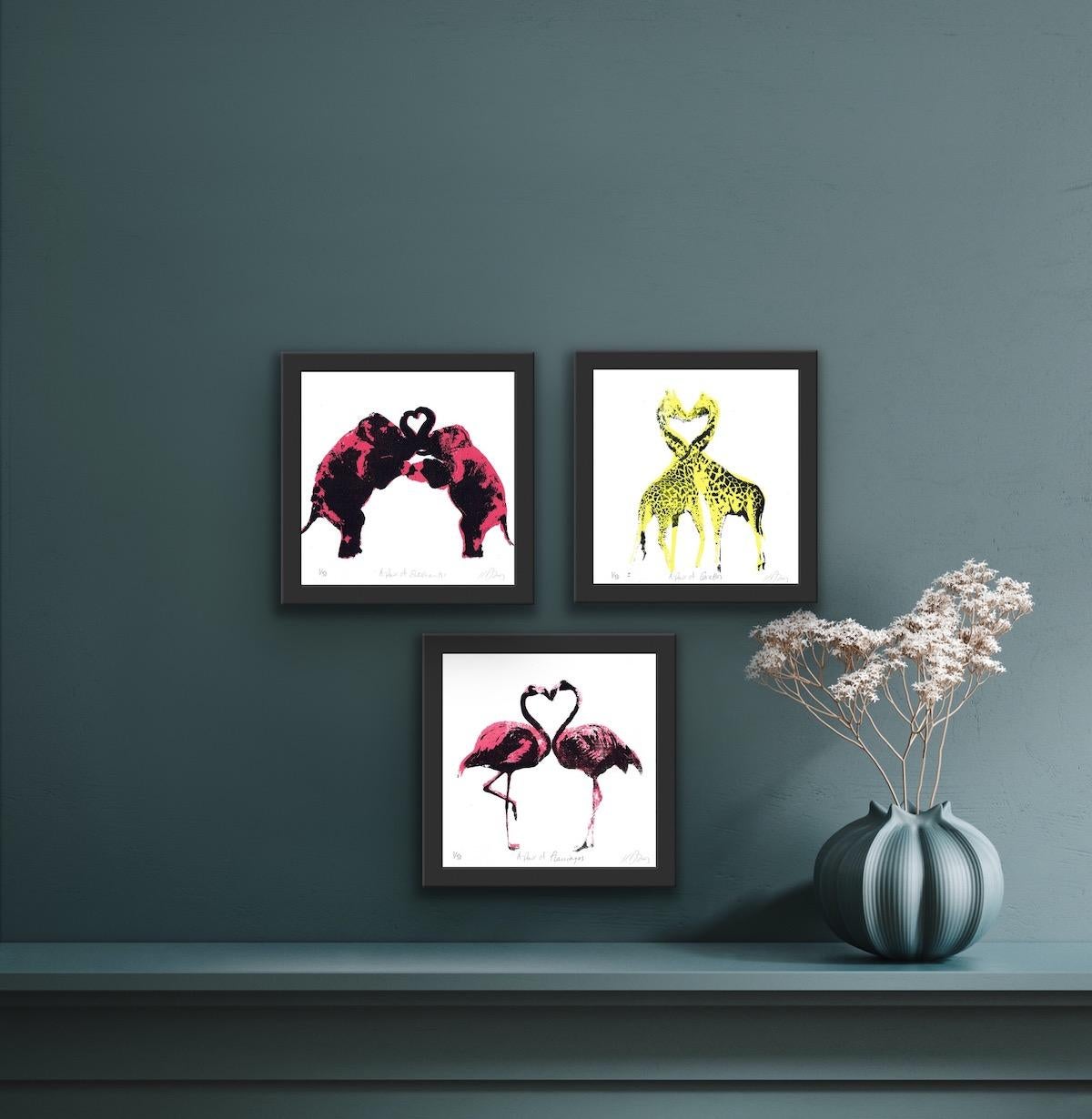 Coppia di fenicotteri, coppia di giraffe e coppia di elefanti Trittico - Print Pop Art di Katie Edwards