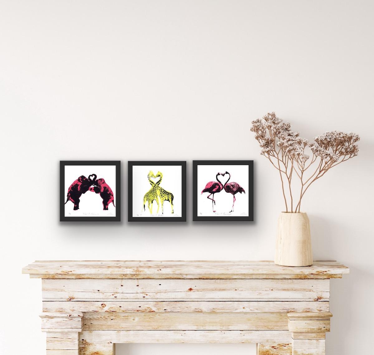 Coppia di fenicotteri, coppia di giraffe e coppia di elefanti Trittico - Animal Print Grigio di Katie Edwards