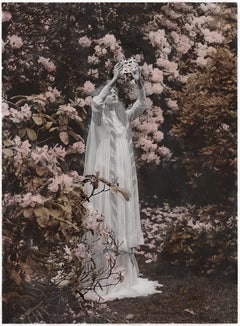 Lady Macbeth en tant que monarche royale immobilisée dans le marbre avec son règne en fleurs