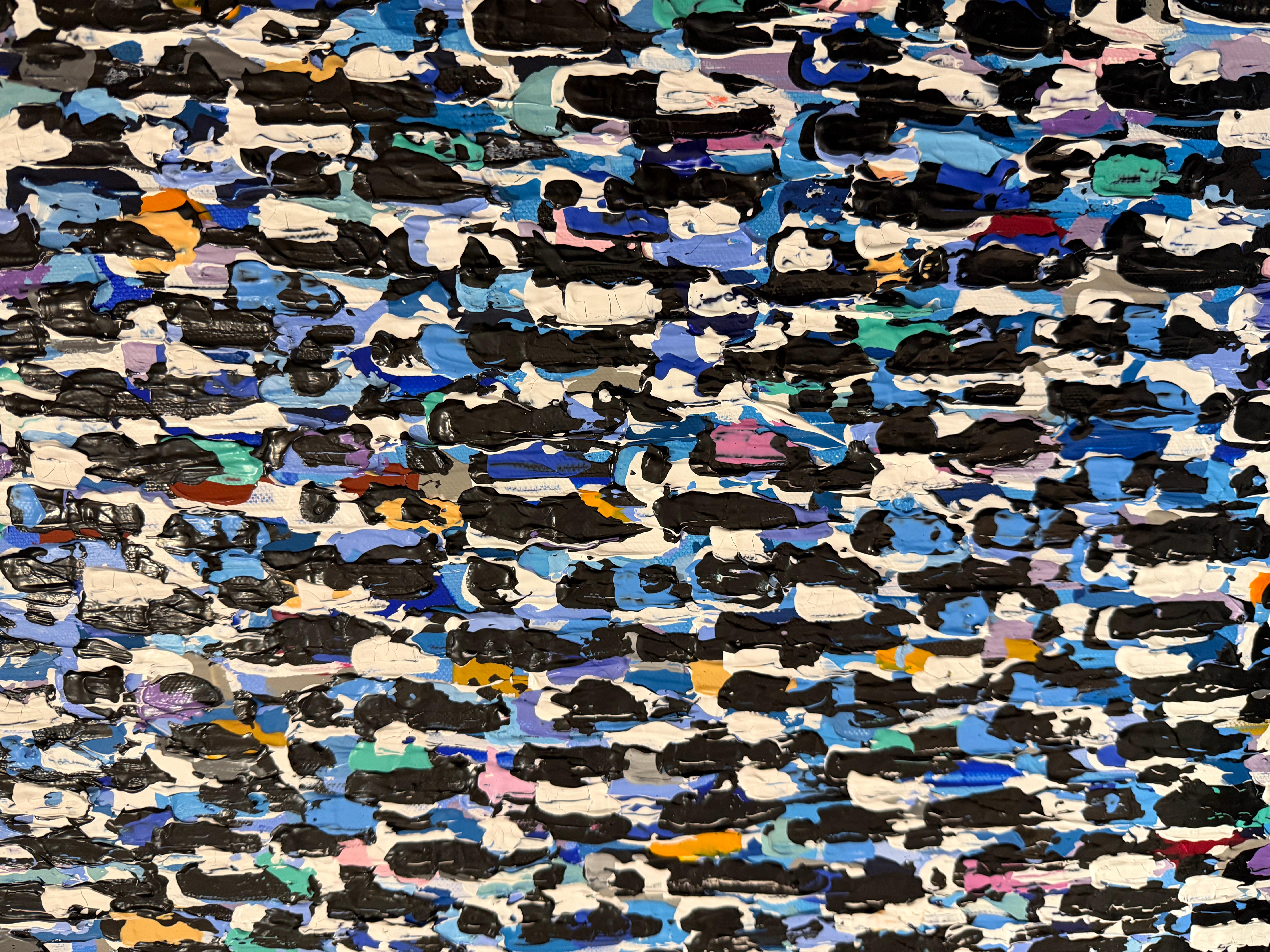 Ripple stellt den Fluss der Menschheit dar. Aus der Nähe ist jede Figur einzigartig, aber aus der Ferne verschmelzen sie zu einer Welle kollektiver Bewegung. Die Arbeit spiegelt wider, wie individuelle Handlungen nach außen dringen und die Energie