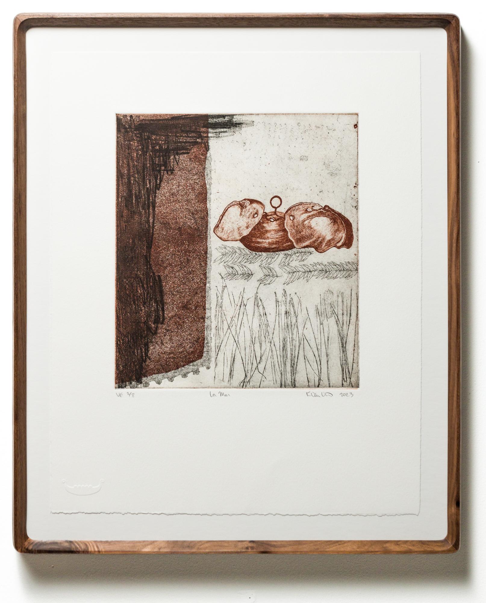 Katie VanVliet Still-Life Print – „La Mer VE 2/8“ Intaglio, handkoloriertes Muschelmotiv mit Muschelmotiv