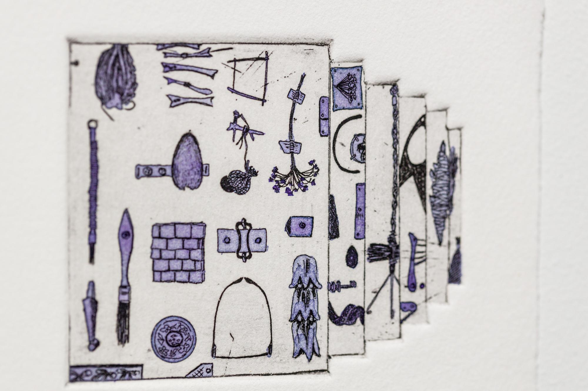 „Like a Pen VE 14/18“ Intaglio, handkolorierte, tool-Motive im Angebot 3