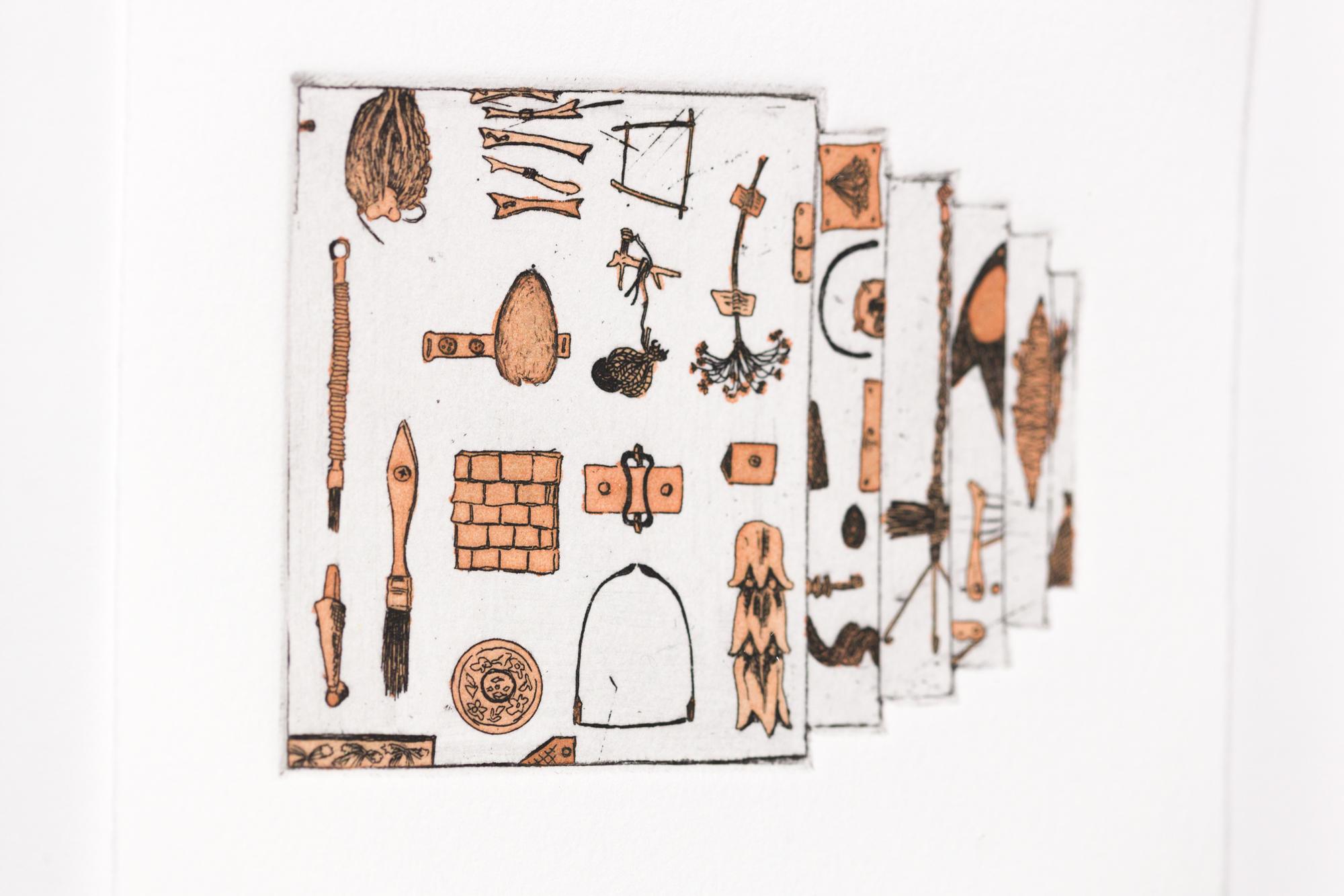 „Like a Pen VE 16/18“ Intaglio, handkolorierte, tool-Motive – Print von Katie VanVliet