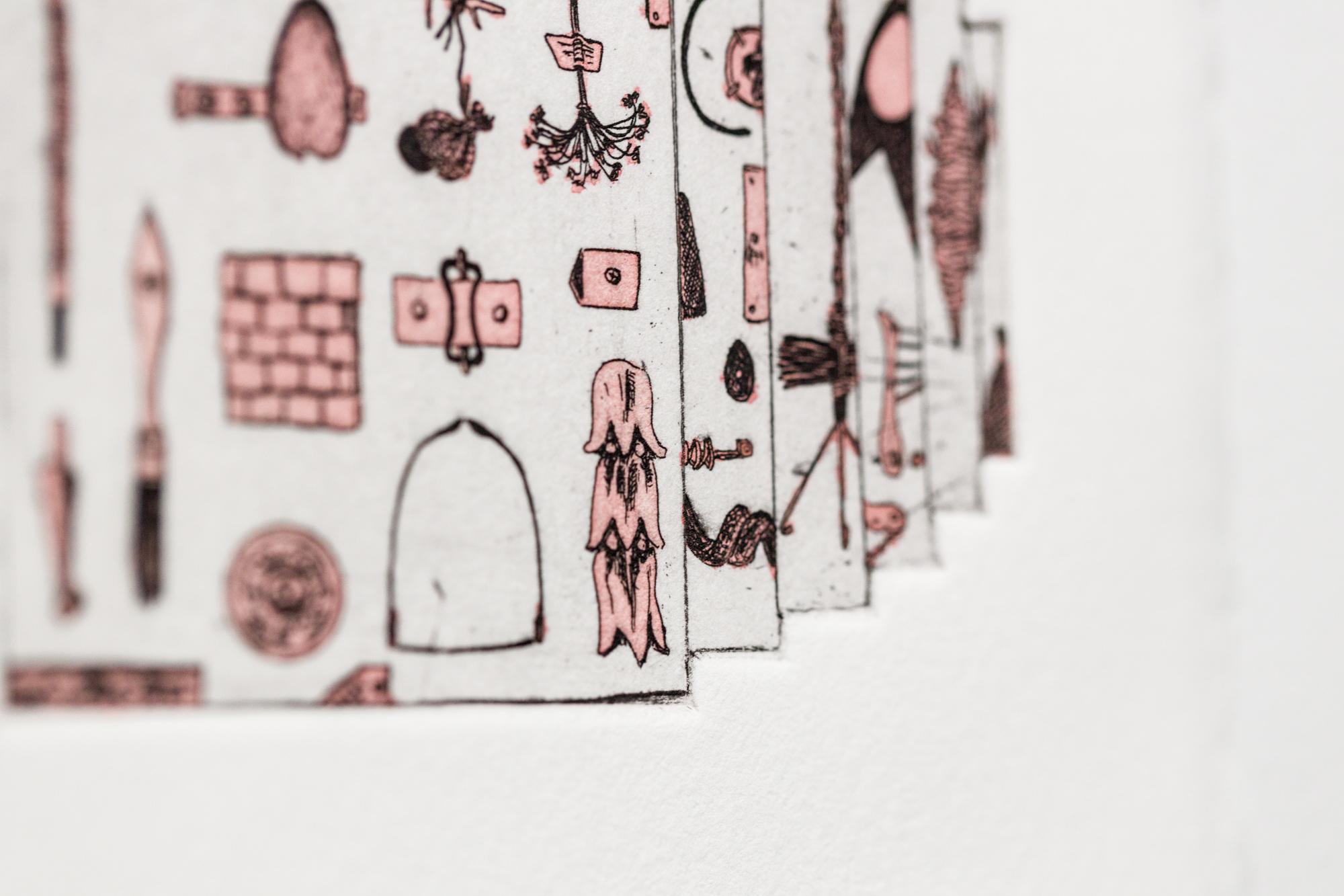 „Like a Pen VE 2/18“ Intaglio, handkolorierte, tool-Motive im Angebot 2