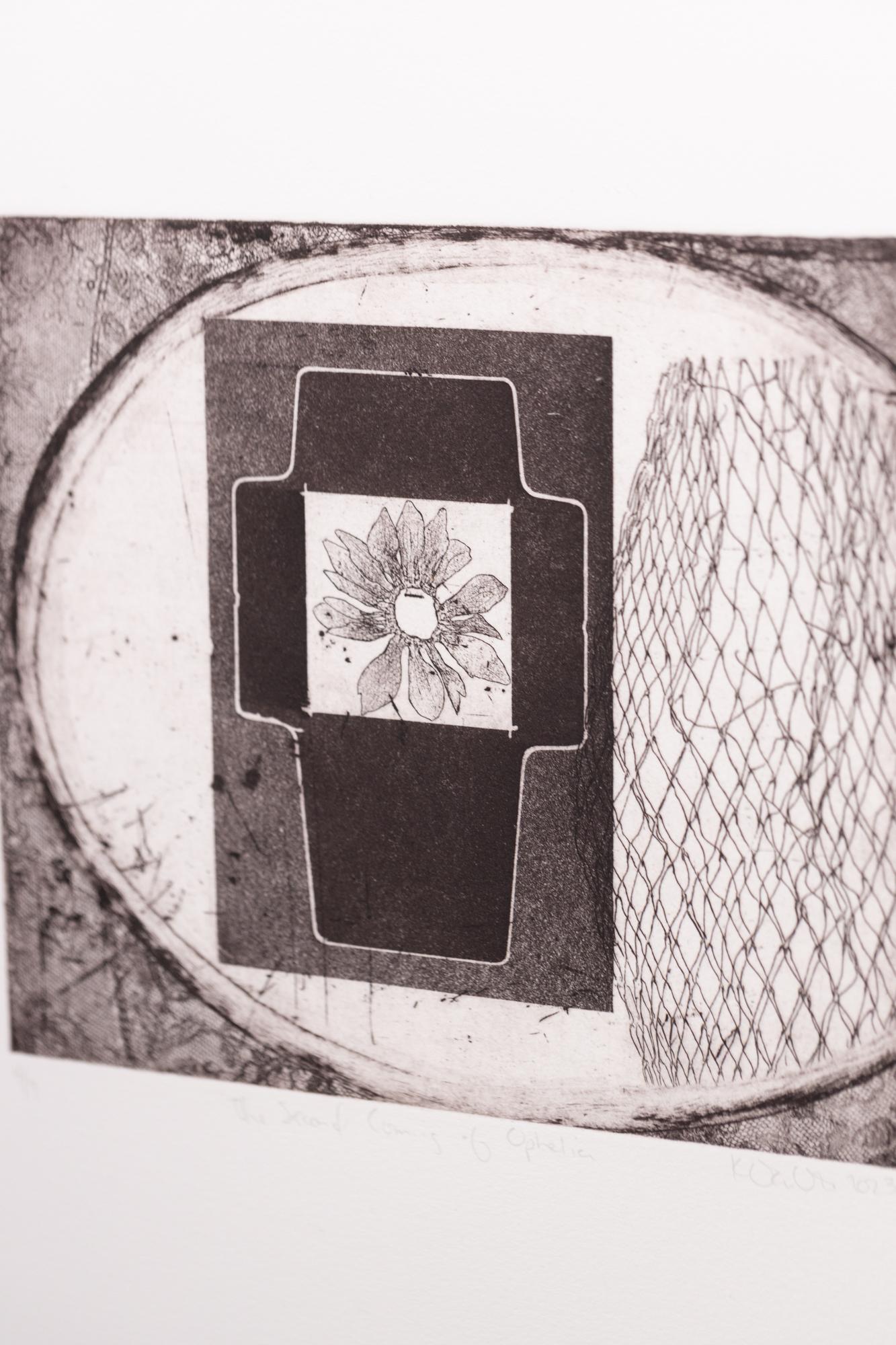 „The Second Coming of Ophelia“, Aquatinta-Radierung, Blumenmotiv, Intaglio-Druck (Zeitgenössisch), Art, von Katie VanVliet